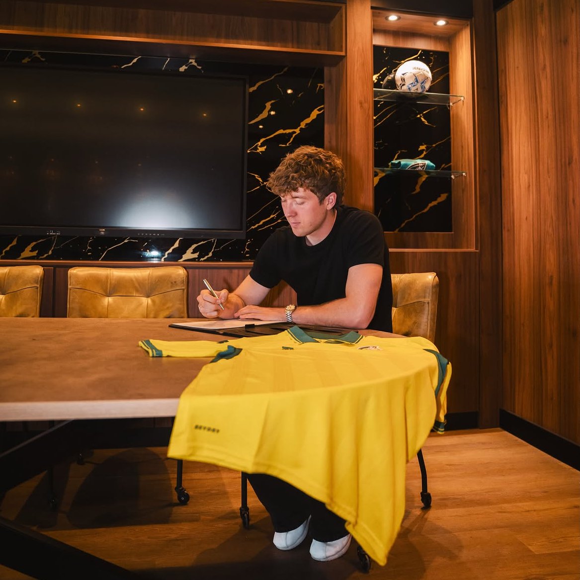 TimnasXtra's tweet photo. 🎙️| Ole Romeny on joining Fortuna Sittard:

"From the very first moment, it felt right. The trust the club showed in me played an important role in my decision.

I'm looking forward to getting on the pitch, playing matches, and showing what I can do. As a forward, I want to make the difference and do everything I can to score plenty of goals and achieve great success together."