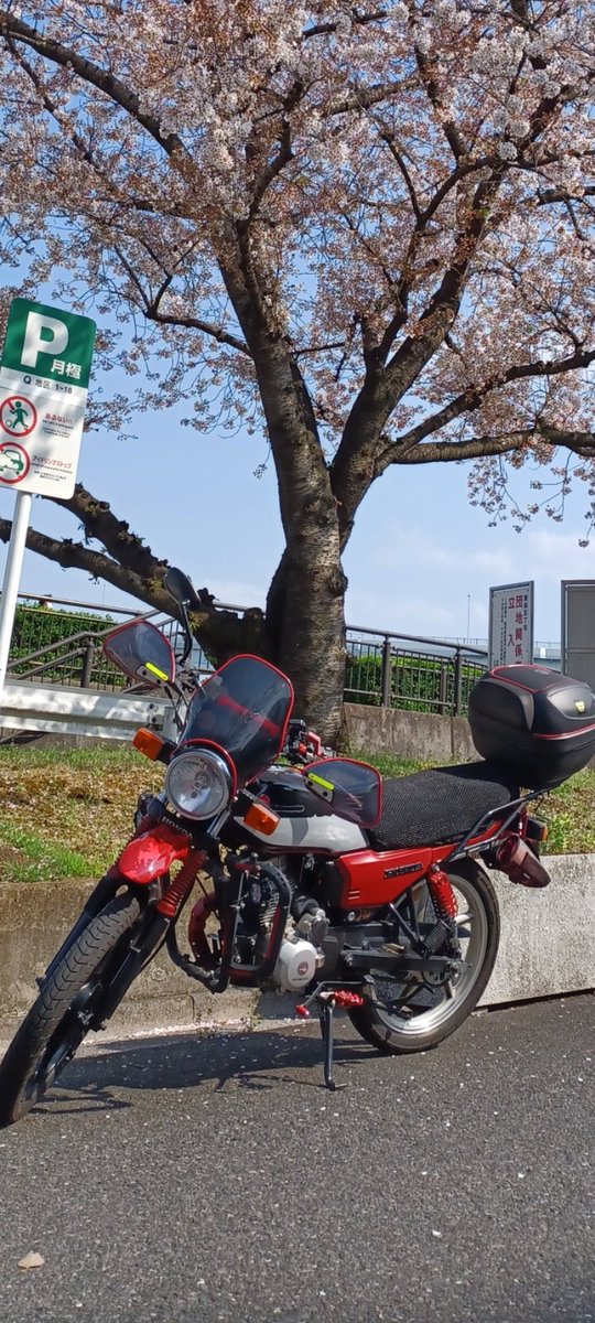 Tatohana1's tweet photo. 師匠、便乗しま～すwww
同じバイクとは思えないけれども、同じバイクッス😁
#ホンダ 
#CGL125 #バイク https://t.co/foaYmUGcb0