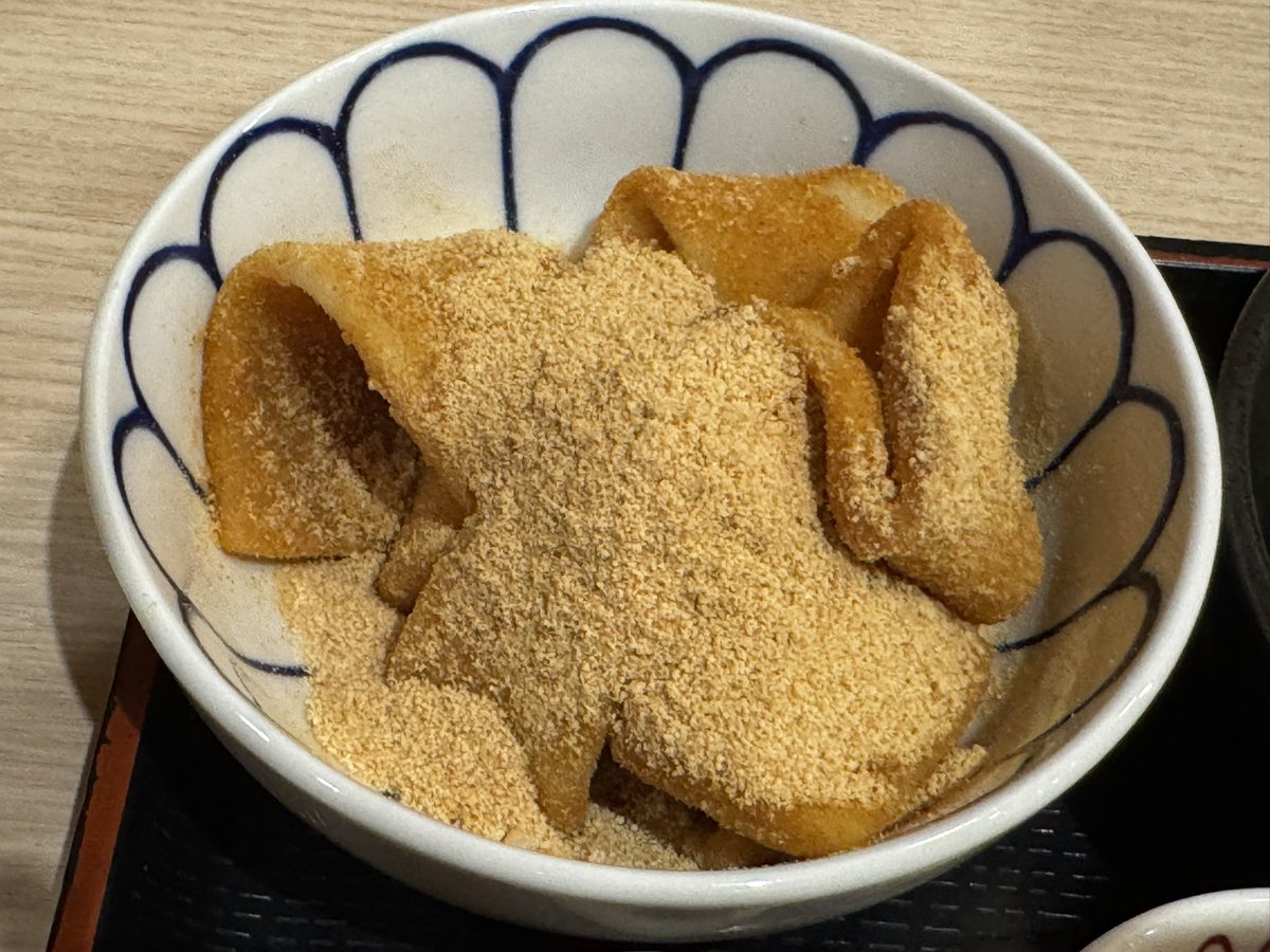Sakai_Sampo's tweet photo. 今日は朝から
1. ファングループ連合会議でTOKON11を承認してもらい、
2. 大ホールでテレビアニメ『めざめざ』1話2話の日本プレミアアフタートークのMCやって、
※一旦お昼食べて（駅ビルに入ってるお店で大分名物尽くしらしき定食をいただきました。てか、だんご汁、鶏めし、とり天まではわかるけど、やせうまなる甘味は未知すぎました。美味しかったけど！😋）から、
3. ディーラーズルームのTOKON11ブースでチラシ配ってたら、
18時になって撤収したので、もはや疲れ切っておりまして、晩御飯食べに行く人々を見送りつつ、自分はホテルに戻って服着替えてベッドに寝転んでます。風呂はまた夜中に行くか。あ、その前に大分駅ビルの売店でシナボン買ってきた！夜食に食べるんだ〜。まさか大分でシナボンを買えるとは。うひひひひ。
なにはともあれ、では皆様また明日！
#HELLCON2026 
#日本SF大会