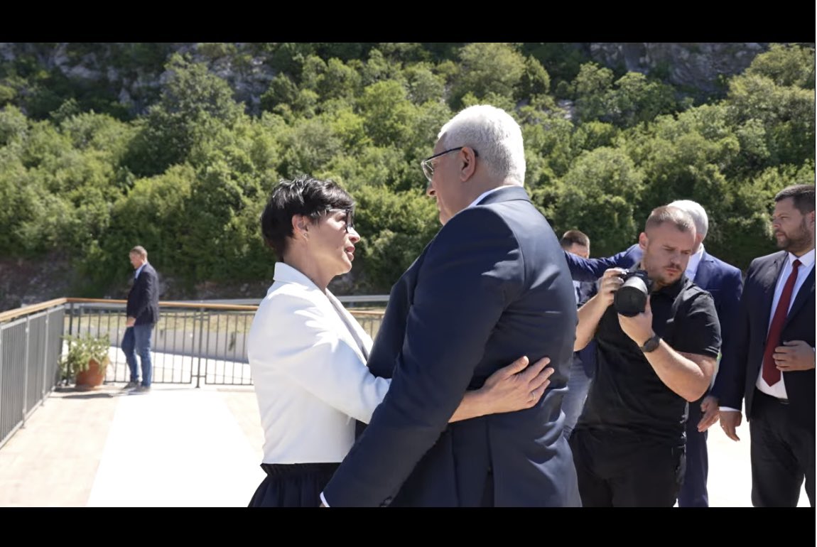 Bjestamo's tweet photo. Zena dodje,pada u zagrljaj svakih pet minuta Mandicu,pjani se s njim,prisustvuje sastanku njegove partije,NSD,kao da je njen clan...Marta Kos,zar se ovo zove diplomatija?Ovo je skandal i zastidje. https://t.co/W2nhbXuX7I