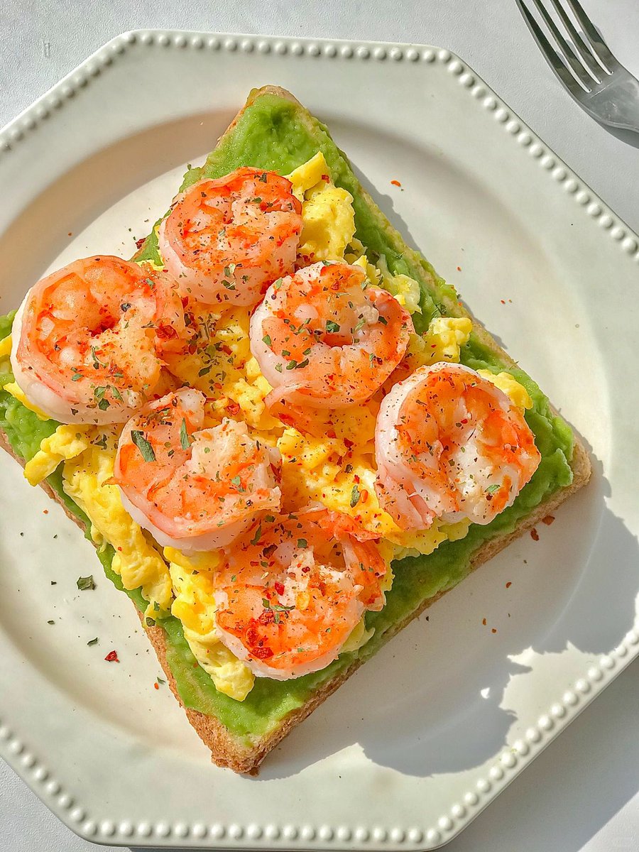 MandiCaamauab's tweet photo. A cozy breakfast ritual today: fluffy whole-grain toast with a slice of creamy avocado, a sprinkle of chili flakes, and a hot cup of oolong tea. Nothing fancy, just warm and satisfying. https://t.co/fCuBg43xOw