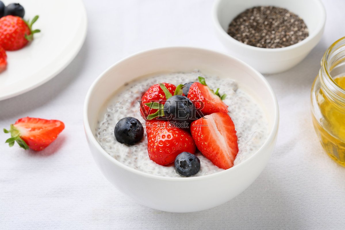 AyhanCetinkaya1's tweet photo. Just made my go-to cozy morning bowl — creamy oatmeal with fresh berries, a drizzle of honey and a sprinkle of chia seeds. Perfect fuel to kick off the day! https://t.co/l38FgbICo8