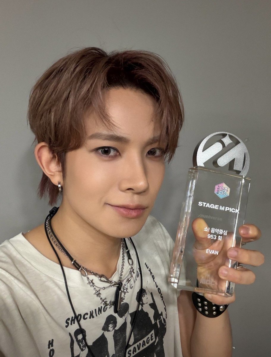 evanndeer's tweet photo. 🐹 : "EVER! It's already my 3rd award.. thank you so much and i love you"

congratsss evan 🥹🥹🥹🫳🏻 https://t.co/17YrIIDd8o