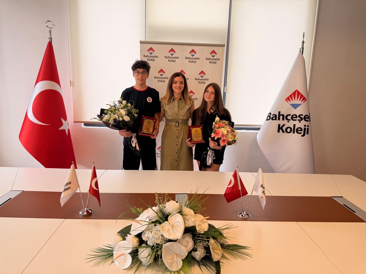 Bahcesehir_Sam's tweet photo. Büyük gurur! 🏆 LGS birincilerimizle kampüsümüzde bir araya geldik.
Okul Müdürümüz Sn. Şule Ongun, kampüs yöneticilerimiz ve velilerimizle birlikte bu gurur dolu anları hep birlikte paylaştık.Öğrencilerimizi yürekten kutluyor, başarılarının artarak devam etmesini diliyoruz. ✨👏 https://t.co/7wGY5TrR02