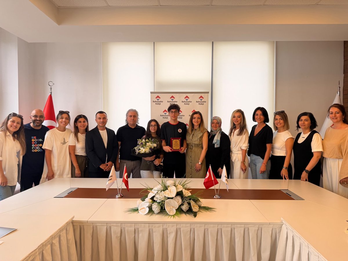 Bahcesehir_Sam's tweet photo. Büyük gurur! 🏆 LGS birincilerimizle kampüsümüzde bir araya geldik.
Okul Müdürümüz Sn. Şule Ongun, kampüs yöneticilerimiz ve velilerimizle birlikte bu gurur dolu anları hep birlikte paylaştık.Öğrencilerimizi yürekten kutluyor, başarılarının artarak devam etmesini diliyoruz. ✨👏 https://t.co/7wGY5TrR02