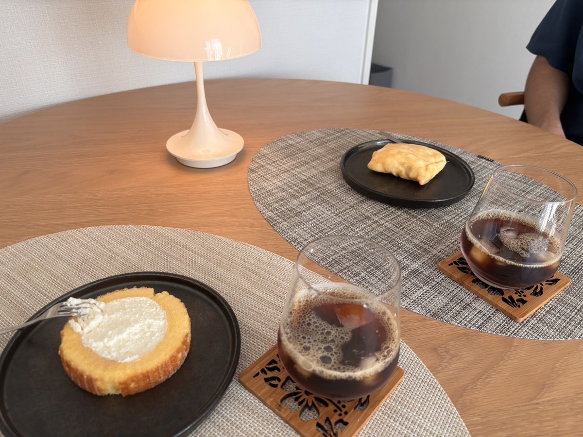 yuki8semi's tweet photo. 家の質を上げるとわざわざカフェに行かなくても幸せな空間を過ごせる。くっそ暑い日にはアイスコーヒーや。(とはいえ明日はカフェに行く) https://t.co/gTtiDpxYOR