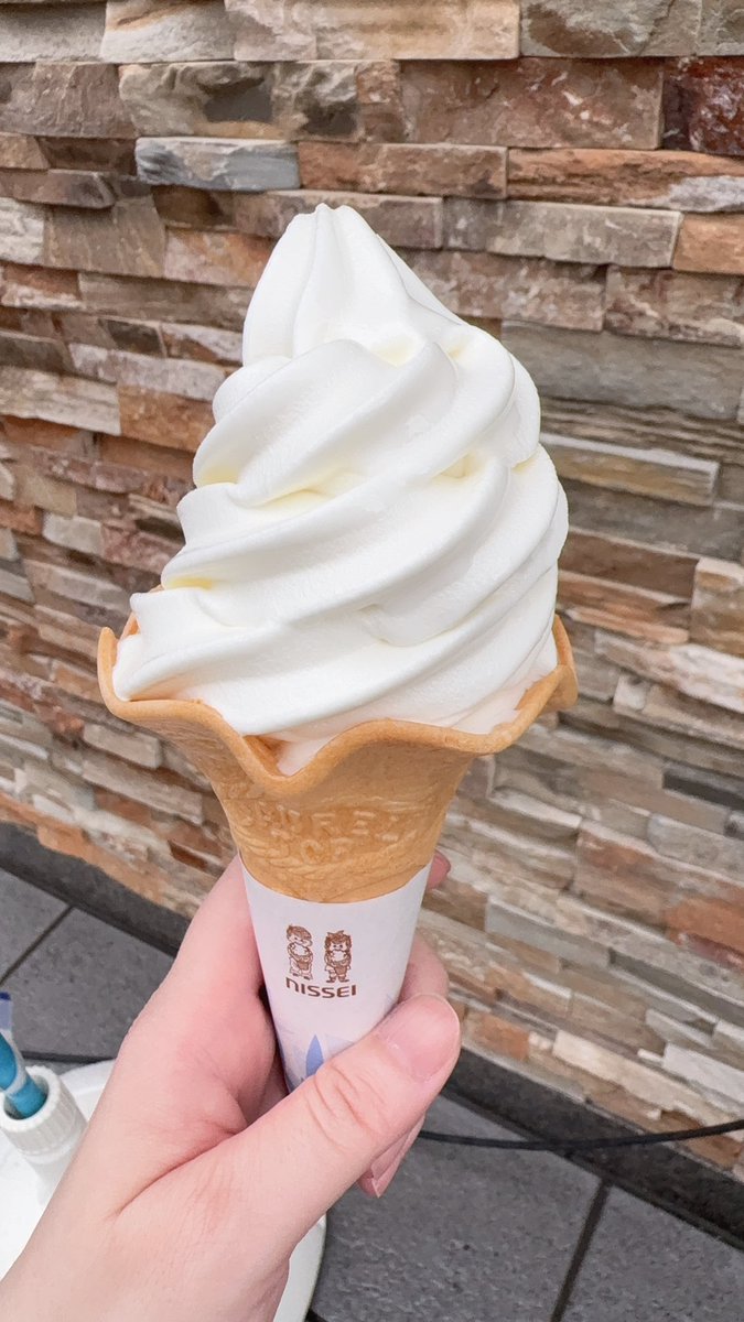 NARNA52594638's tweet photo. 腰まであった髪を20cmくらい切って来た✂️
頭が軽い！

北海道のローソンの一部店舗で食べられるソフトクリーム🍦
予想してたよりミルクが濃厚で美味しい💙

これはまた食べたい🤤 https://t.co/y8mf3GFLbr