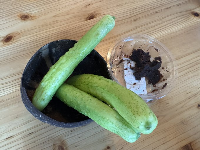 __m_sy's tweet photo. 在来種の野菜パワーご存じですか？古森さんとこのキュウリ🥒デカいしエネルギー半端ねぇーです🤭味噌つけてかぶりつきゃ、夏バテなんてしねーぜ🔥 https://t.co/r8KTKhiPGr