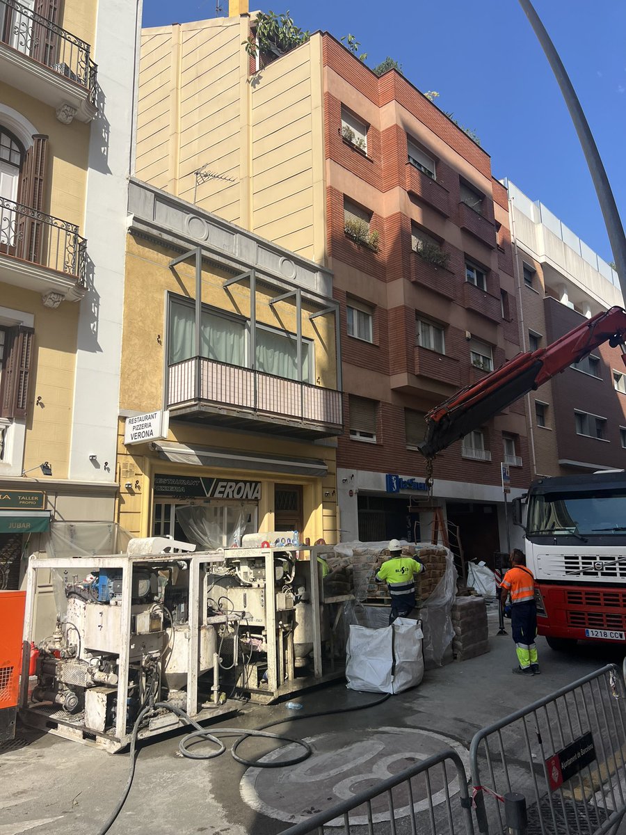 jmartigalbis's tweet photo. Les obres per estabilitzar l’esvoranc de La Bonanova, continuen. Havien de ser 3 dies, i ja en són 10 els que els afectats han de viure fora de casa. I els comerços que han hagut de cessar l’activitat, sense respostes de @jaumecollboni, absent i només pendent de les enquestes. https://t.co/TNFhLD4niZ