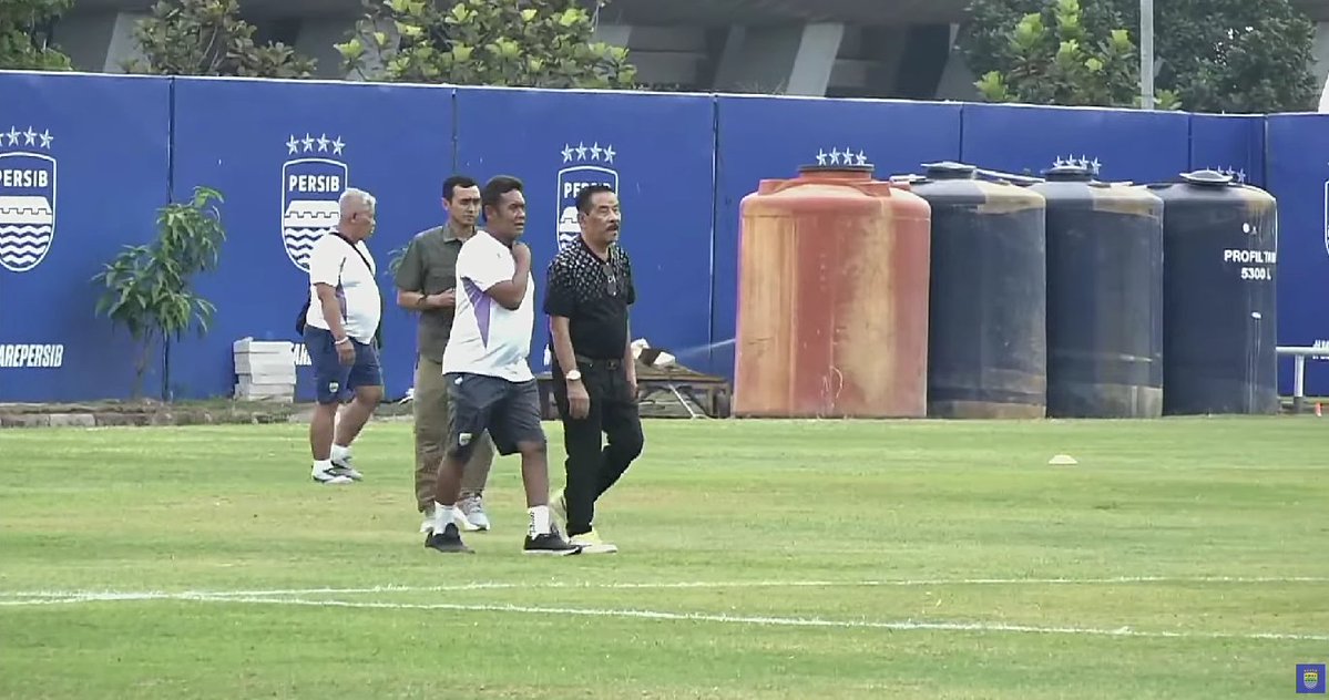 Xabilonia's tweet photo. 🚨 Latihan Perdana Persib Bandung!

Rumput butut, eta container jeung torren masa nyimpen di situ ah. Pemain geus kelas dunia, maenya lapang latihan kieu patut. 🙏🏻

Asa ku era! https://t.co/QTlxir78Ha