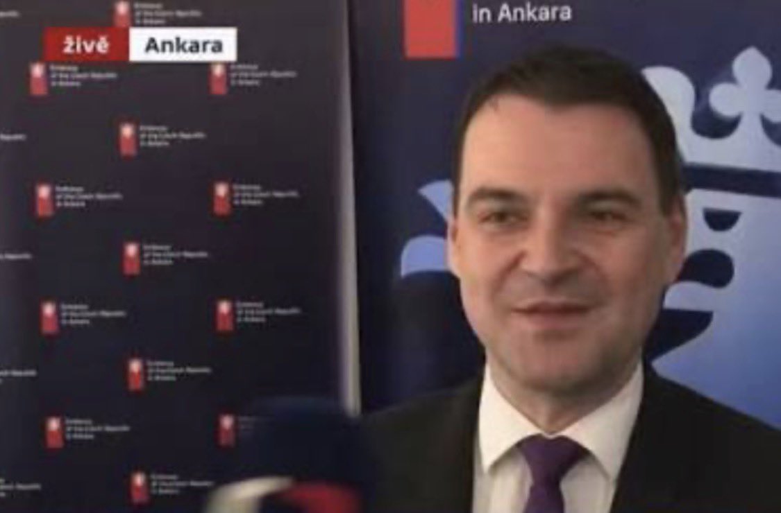 gisat's tweet photo. Macinka na summitu NATO v Ankaře seděl až ve třetí, tedy nejzazší, řadě křesel - přesně tam, kam sahá jeho skutečný diplomatický vliv, když zhasnou kamery a skončí domácí představení o světáckém státníkovi.

To je tak… doma v Česku si hrajete na toho, kdo velí, zakazuje a dělá naschválnosti, zatímco ve skutečnosti tak maximálně čekáte, až na vás zbude místo. Velkohubost pro domácí publikum, třetí řada pro mezinárodní realitu.