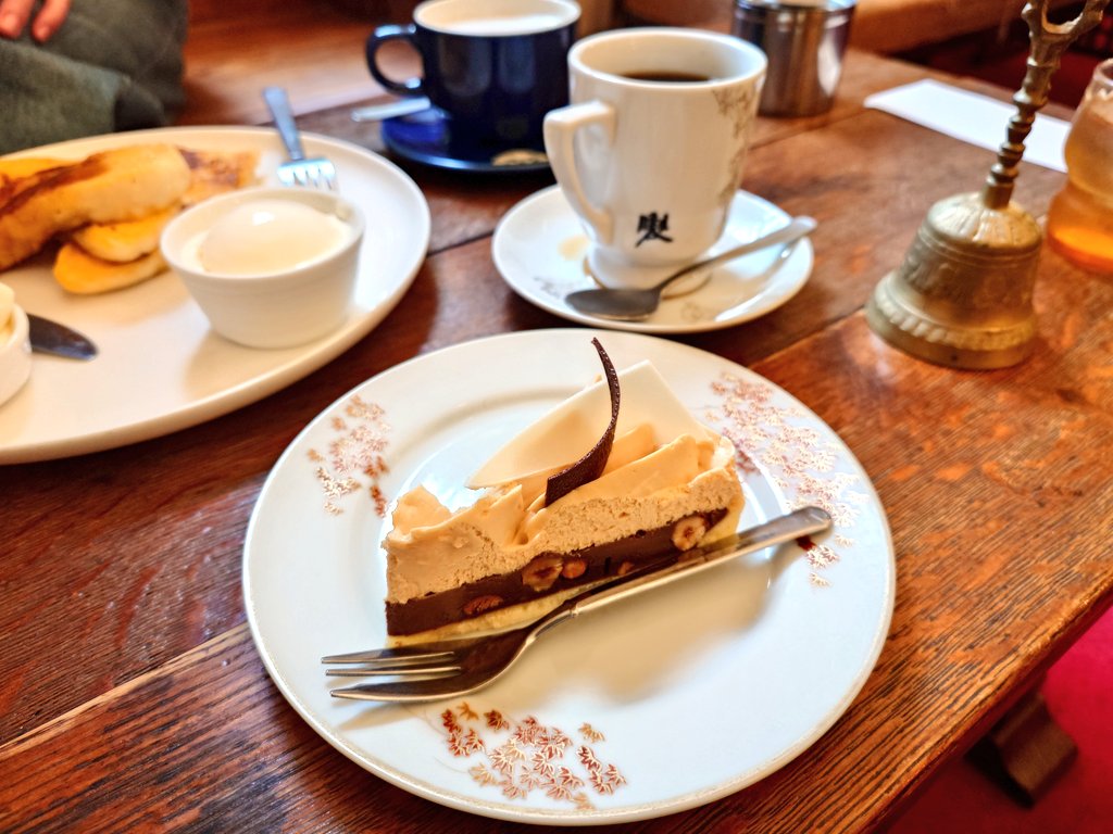 yk1584's tweet photo. 蒼山幸子さんのライブの後に、京都府庁旧本館内にある前田珈琲へ。お席は自由にお選びくださいって、どれも素敵で、まず座る席に迷った笑

座席といえば、今日の幸子さんのライブ、客席の椅子がすごく座り心地が良かった！KOKUYOだった。さすがKOKUYO。 https://t.co/IUraKLikhx