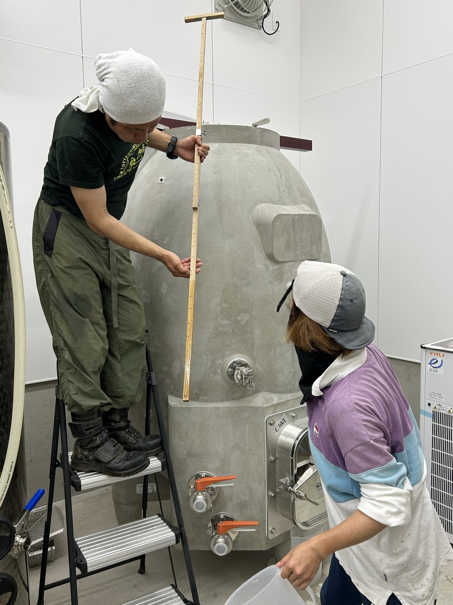 adikojhi's tweet photo. ワインタンクの容量を計測作業。
水を10リットルづつタンクにためていき、計尺棒で測っていく地道な作業。
1000リットルタンクだと100回以上。
7基のタンクを計測して腕がパンパンです。 https://t.co/DOcISaRJqb