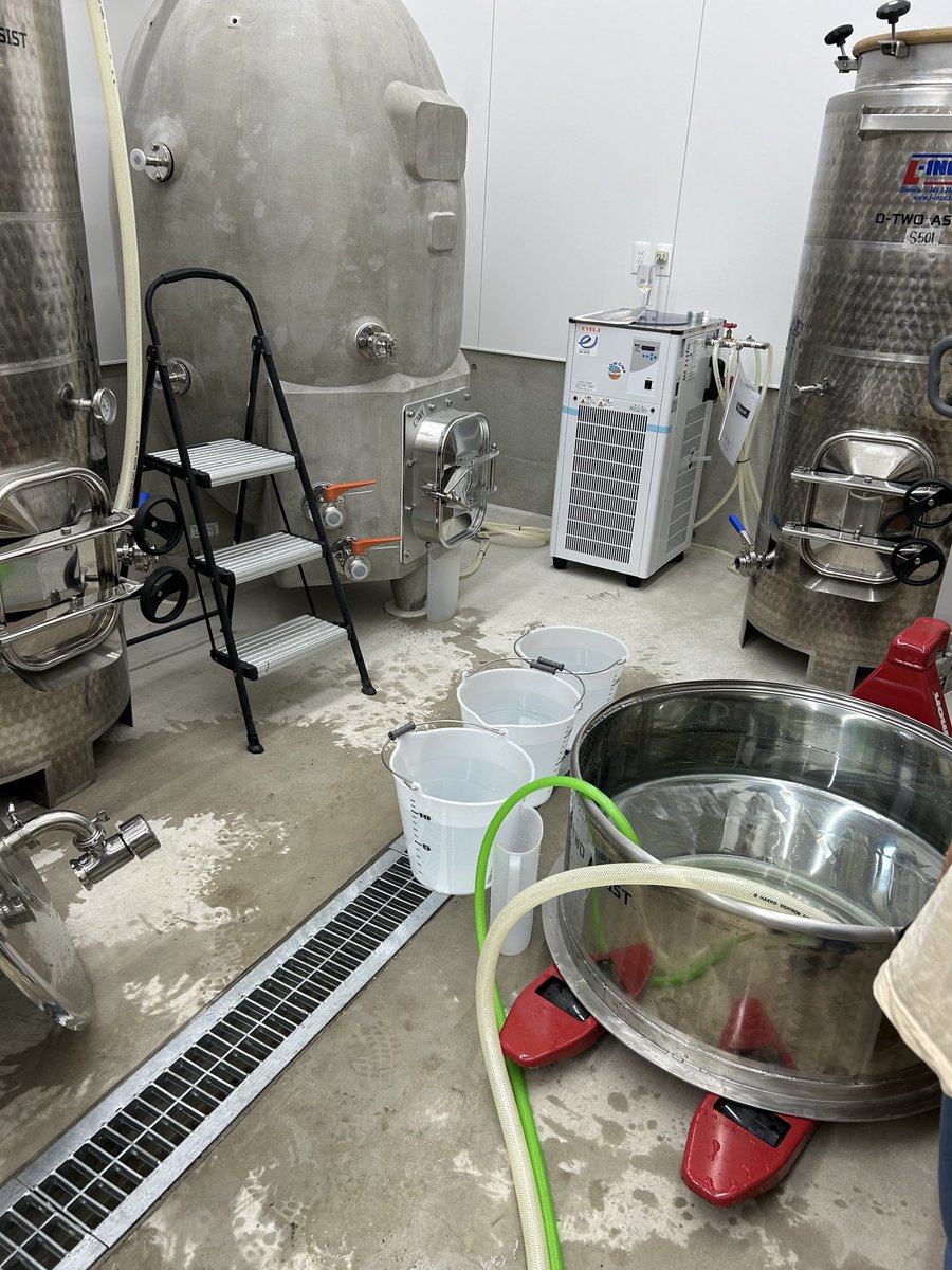 adikojhi's tweet photo. ワインタンクの容量を計測作業。
水を10リットルづつタンクにためていき、計尺棒で測っていく地道な作業。
1000リットルタンクだと100回以上。
7基のタンクを計測して腕がパンパンです。 https://t.co/DOcISaRJqb