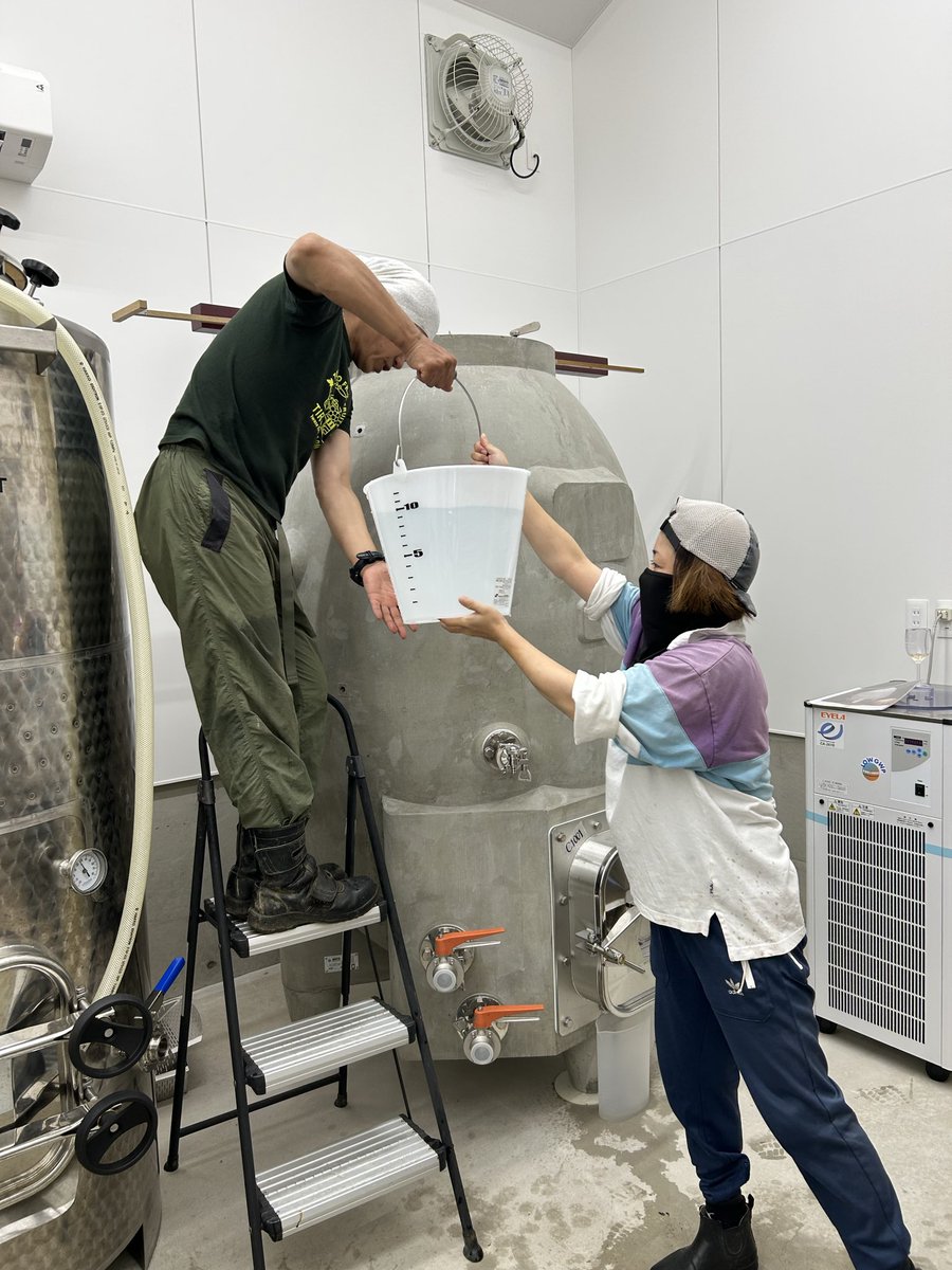 adikojhi's tweet photo. ワインタンクの容量を計測作業。
水を10リットルづつタンクにためていき、計尺棒で測っていく地道な作業。
1000リットルタンクだと100回以上。
7基のタンクを計測して腕がパンパンです。 https://t.co/DOcISaRJqb