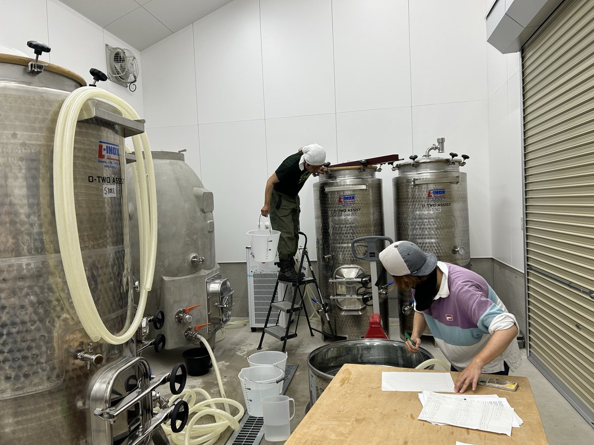 adikojhi's tweet photo. ワインタンクの容量を計測作業。
水を10リットルづつタンクにためていき、計尺棒で測っていく地道な作業。
1000リットルタンクだと100回以上。
7基のタンクを計測して腕がパンパンです。 https://t.co/DOcISaRJqb
