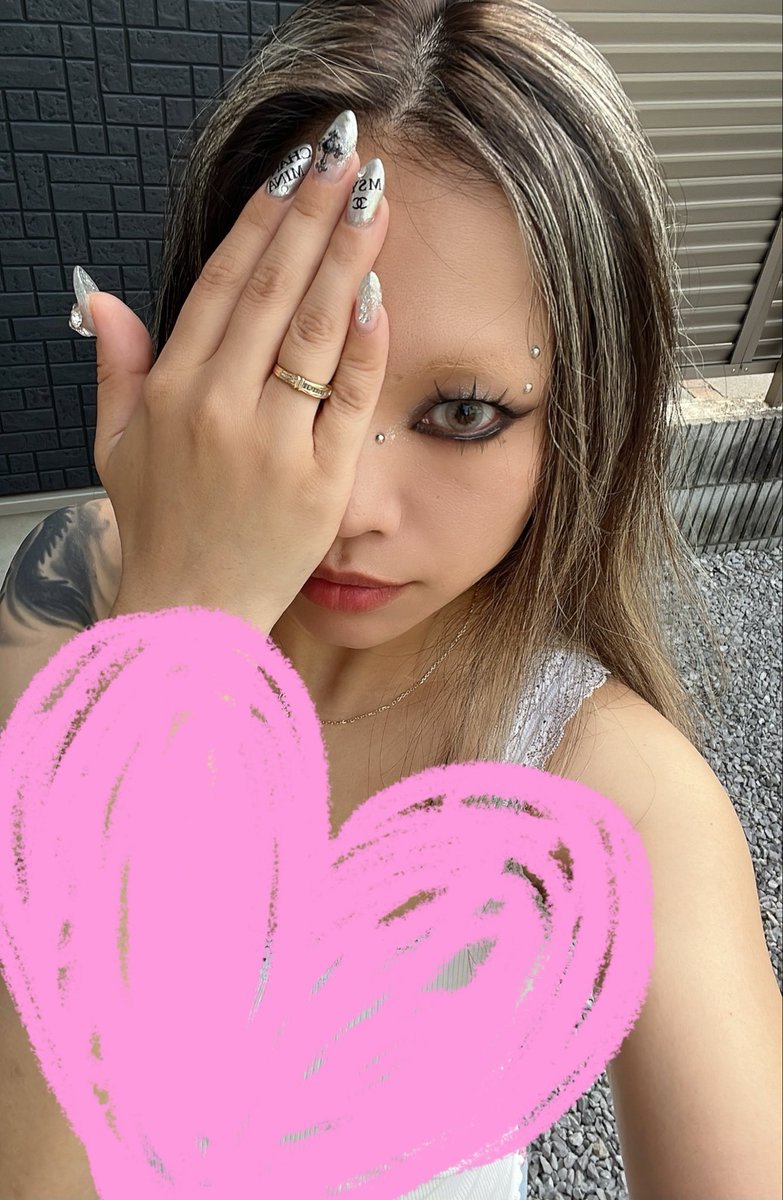 HALsan2025's tweet photo. 明日はついに大好きなちゃんみな様に会える❤️‍🔥

半顔メイクで練習ꉂ🤣𐤔
眉毛の脱色も完了✨

なりきり大事！(*•̀ㅂ•́)و✧

準備万端💎👑💕
楽しみすぎて寝れる気がしない笑

 #ちゃんみな #AODFINAL https://t.co/kqWwcTHFlg