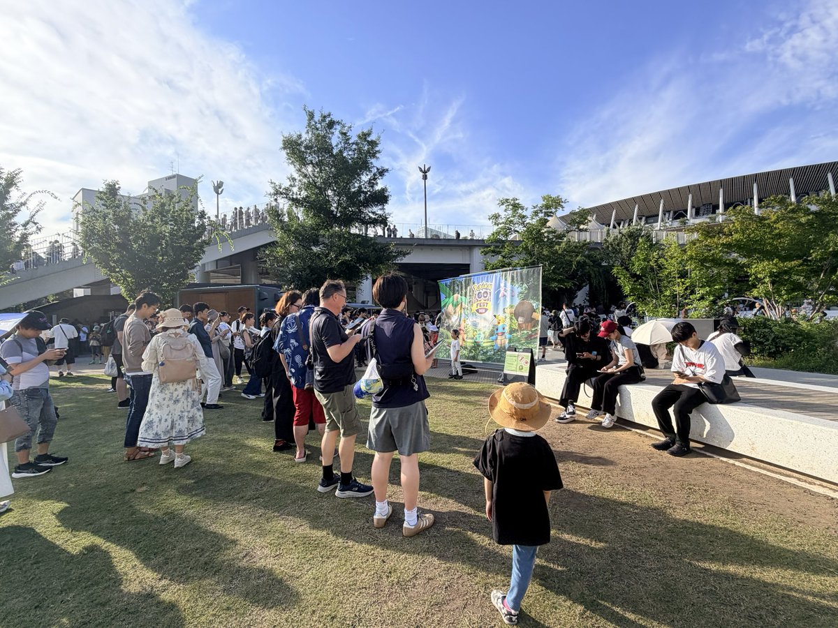 mosmos_noki's tweet photo. 子がポケGOにハマってるので初のリアルイベント@明治公園
ミュウツーとレックウザめっちゃいる！
#GOフェス https://t.co/ts2SuH1spw