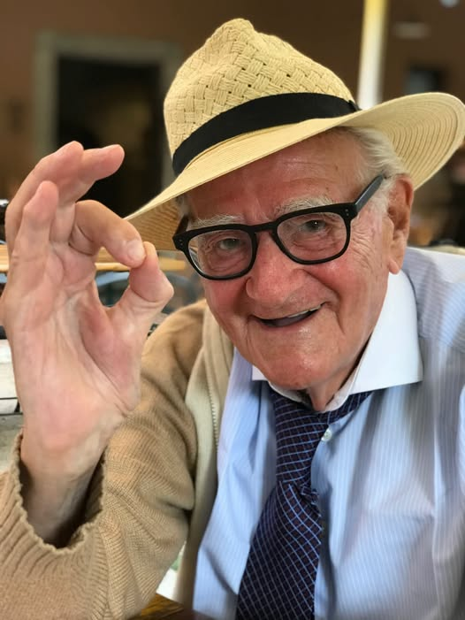 pierpi13's tweet photo. "Sono l’unico vivente di Totò Peppino e la malafemmena, diventato un cult e che ha incassato di più di tutti gli altri 96 girati dal Principe.
Ero a New York alla fine del 1956 per una serie di spettacoli, in un locale che si chiamava Blue Angels. Mi chiamarono da Roma dicendomi che il principe Antonio De Curtis mi voleva al suo fianco nel film con Peppino De Filippo per interpretare un giovane che avrebbe dovuto cantare delle canzoni napoletane.
Un triestino scelto per cantare in napoletano? Fu quello che dissi a caldo: “con tanti cantanti napoletani di successo,scegliete me?
Loro obiettarono decisi: “Totò vuole proprio te”.
Incontrai Totò e mi disse di non preoccuparmi, mi avrebbe dato lezioni di lingua napoletana. “Non è un dialetto, ma una lingua”, mi disse.
La prima cosa che mi scrisse su un foglietto fu “aggio perduto ‘o suonno” e io da buon triestino la cantai alla lettera, con tutte le consonanti e le vocali. Totò mi fermò e mi disse: “Noi napoletani siamo pigri, sfumiamo... quindi non diciamo suonno, ma suonn”.
Da allora, quando vado in giro per il mondo, sono considerato un cantante napoletano e questo è tutto merito di Totò. In quel film cantai Statte vicino a mme, Aggio perduto 'o suonno, Chella llà, Accarezzame, Na’ voce, na’ chitarra e ‘o poco ‘e luna. E poi c’era Malafemmena alla quale Totò teneva moltissimo. La sera prima della scena nella quale avrei dovuto cantarla mi insegnò, strofa per strofa, sia la dizione sia la mimica e alla fine fu molto soddisfatto di come l’avevo interpretata".
Auguri al maestro Teddy Reno che oggi compie 100 anni.