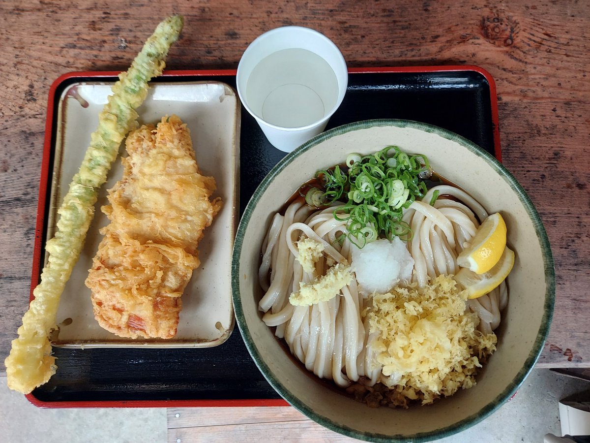 bird555550's tweet photo. うどん屋巡り３軒目
いなもくうどん
ぶっかけ冷大　アスパラと鶏天 https://t.co/ZP5VwlVSgD