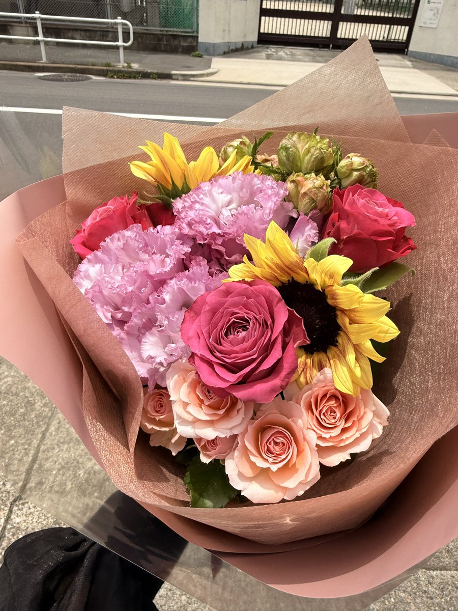 FNT9swys's tweet photo. お友達のお祝い🌻
可愛いお花屋さんで花束作ってもらった💐 https://t.co/xgHCj7162d