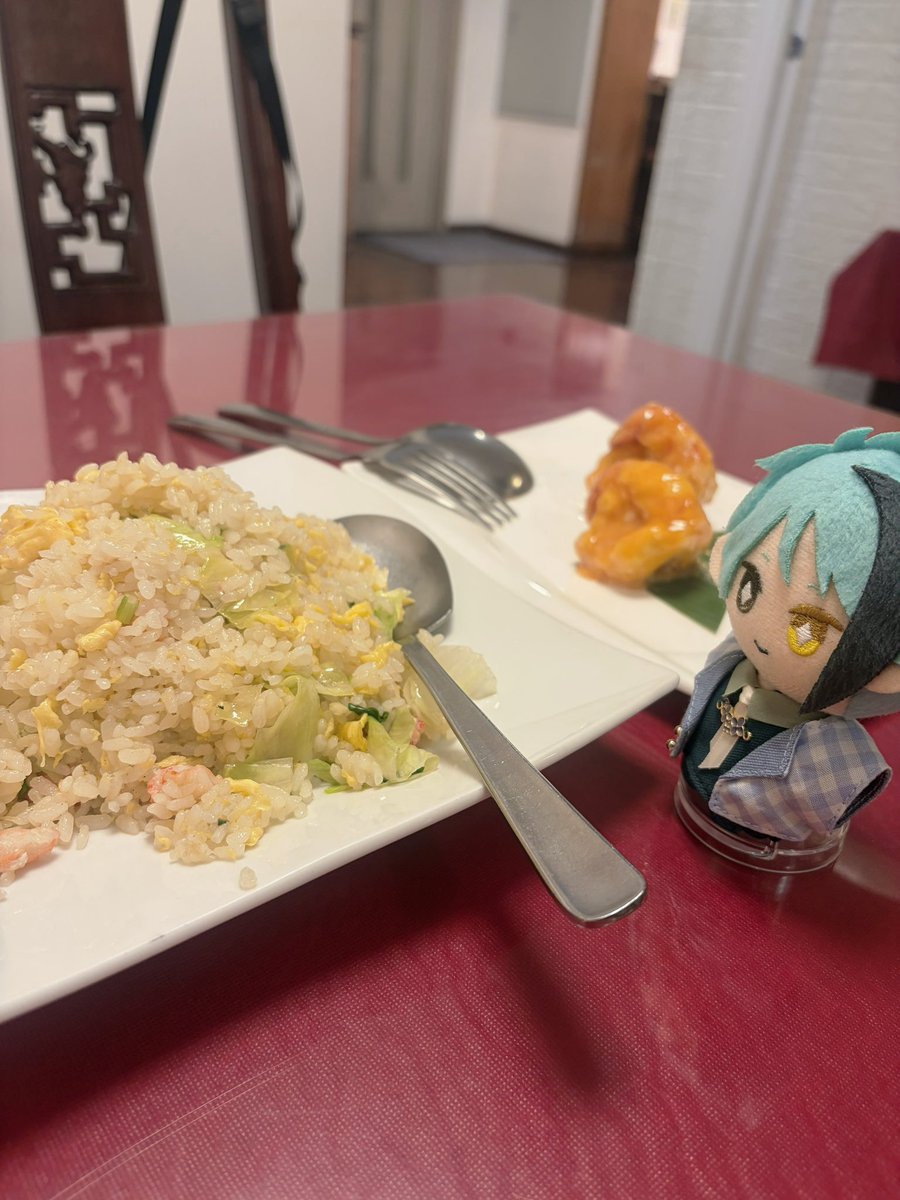 twm_2424's tweet photo. 🐬久々のお出かけですね！！

最近体調がピークで悪い時期に入って、なかなか出掛けられず…
今日ももしかしたらキャンセルかもと思ったけど無事行けて本当に良かった😭

🐬僕の分もあります？
久々の外食にジェぬいが獲物狙う目になってました🍚 https://t.co/3ahmEslq5E