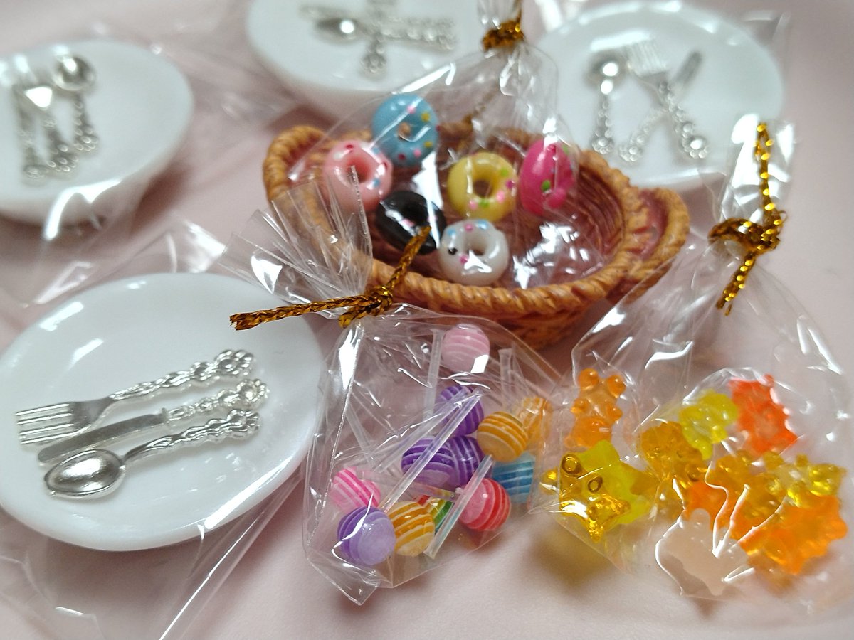 mame34's tweet photo. ナチュラルキッチンと貴和製作所での戦利品☆
ナチュラルキッチンにオビツ11サイズにちょうど良いオヤツセットとカトラリーセットがあったよ！
カトラリーはいつもやげじい達が使っている物(1番左)とほぼ同じ大きさでデザインが少しエレガント♪4セット入りで330円はお得！ #オビツ11 https://t.co/UIRgFfRsIj
