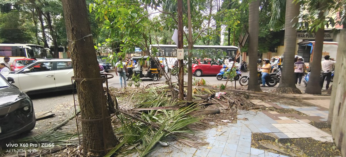 pankaj1390's tweet photo. Please clear this rubble outside pawar public school near dreams society road
 This is causing problem to road traffic @mybmcWardS @mybmc this is lying since last 4 days https://t.co/2OrOxcmyou