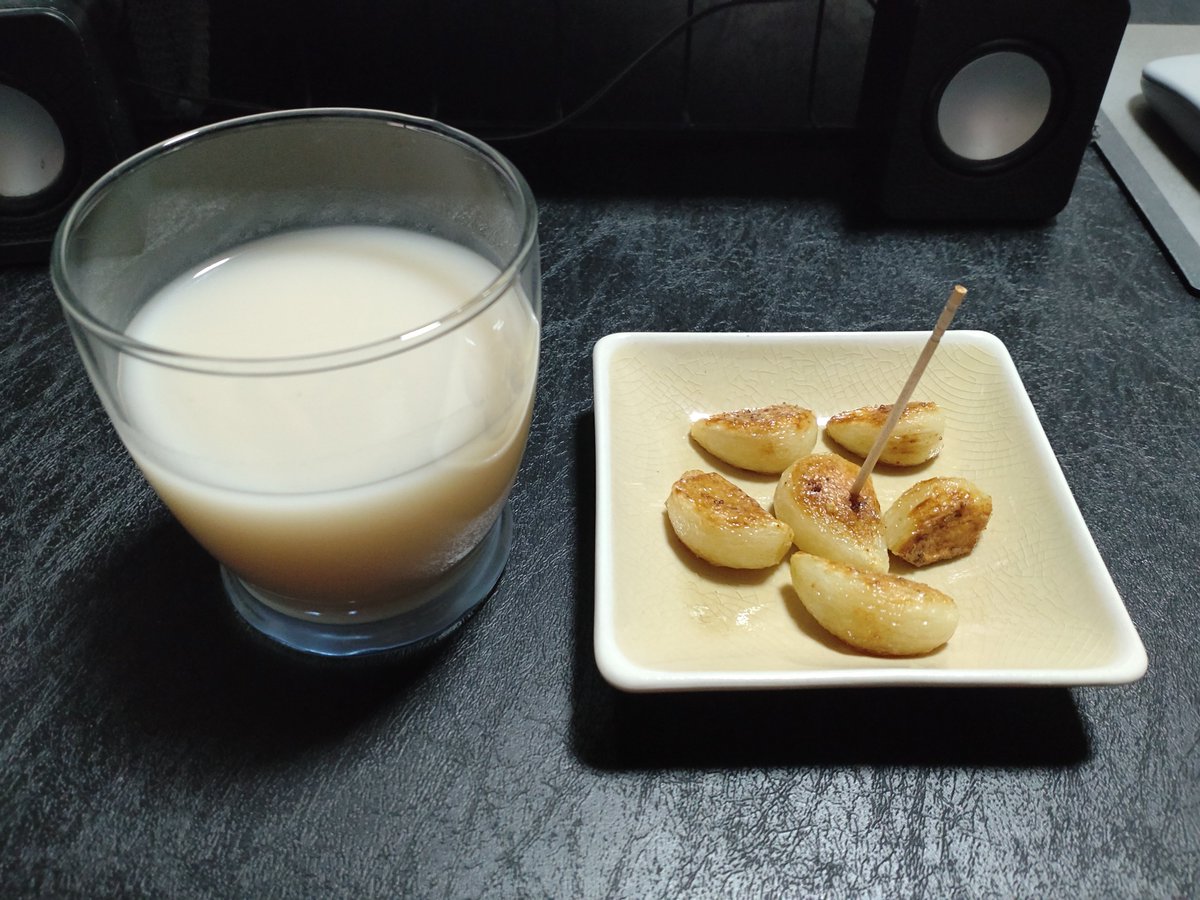 allthetimebeer's tweet photo. 最近の暴飲暴食を少し反省して、今日は炭水化物を抜いている感じで過ごしているのです〰
まぁ、それで痩せるわけでもないでしょうが💦
スーパーで目についた焼肉屋さんでしか飲まない
#マッコリ
を買ってみたのです❗
乳酸菌の力を…う～む、関係無いでしょうか？🤔
#ニンニクのオリーブオイルソテー https://t.co/B3uWZFbHbm