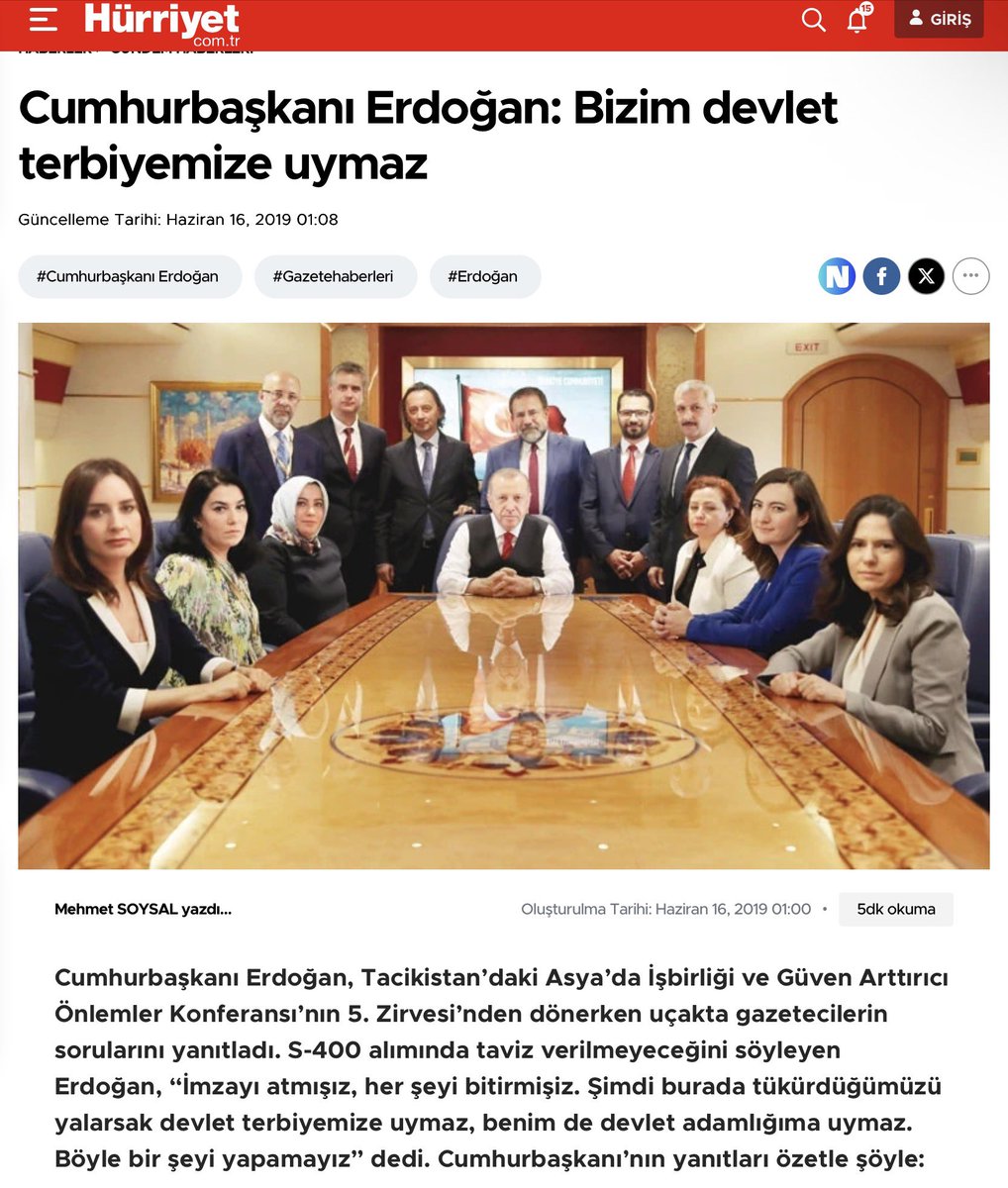 MaliGuller's tweet photo. Erdoğan: “S-400’den taviz vermeyeceğiz. Her zaman söylüyorum; burası kasaba devleti değil. Şimdi burada tükürdüğümüzü yalarsak devlet terbiyemize uymaz, benim de devlet adamlığıma uymaz. Böyle bir şeyi yapamayız. (Kaynak: Hürriyet, 16.6.2019)

Erdoğan bu çıkışları yaparken kimileri sosyal medyada “NATO terör örgütü” mesajı atıyordu, kimileri ekranda “Reis ABD’ye haddini bildiriyor” yorumu yapıyordu, kimileri de “AKP’nin ABD’ye karşı vatan savaşı verdiğini” savunarak iktidara yanaşıyordu… 

Gerçek şu: Erdoğan iktidarda kalmak için her türlü manevra yapabilen iyi bir taktisyendir. Bazen manevrayı o kadar sert yapar ki arkasındakiler savrulur. Yani 24 saat sonra, F-35 konusunda ortaya çıkabilecek bir olumsuzluk sonrasında yeniden manevra yapabilir.
Erdoğan bu özelliği nedeniyle neo-Abdülhamitçidir. 

Ama son tahlilde, Erdoğan Türkiye’deki “en Atlantikçi” siyasetçidir.