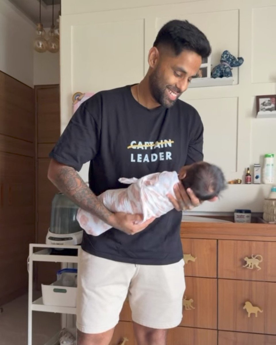 Maxi_targaryen's tweet photo. This fraud Suryakumar Yadav was a total failure since 2 years for team, if Samson had not saved his ass then india would have been knock out in Super 8 stage of T20 World Cup. Now he's trying to prove something by wearing this 'Leader' T-shirt, hitting a new low every day 🤡 https://t.co/RMj9zi8bk4