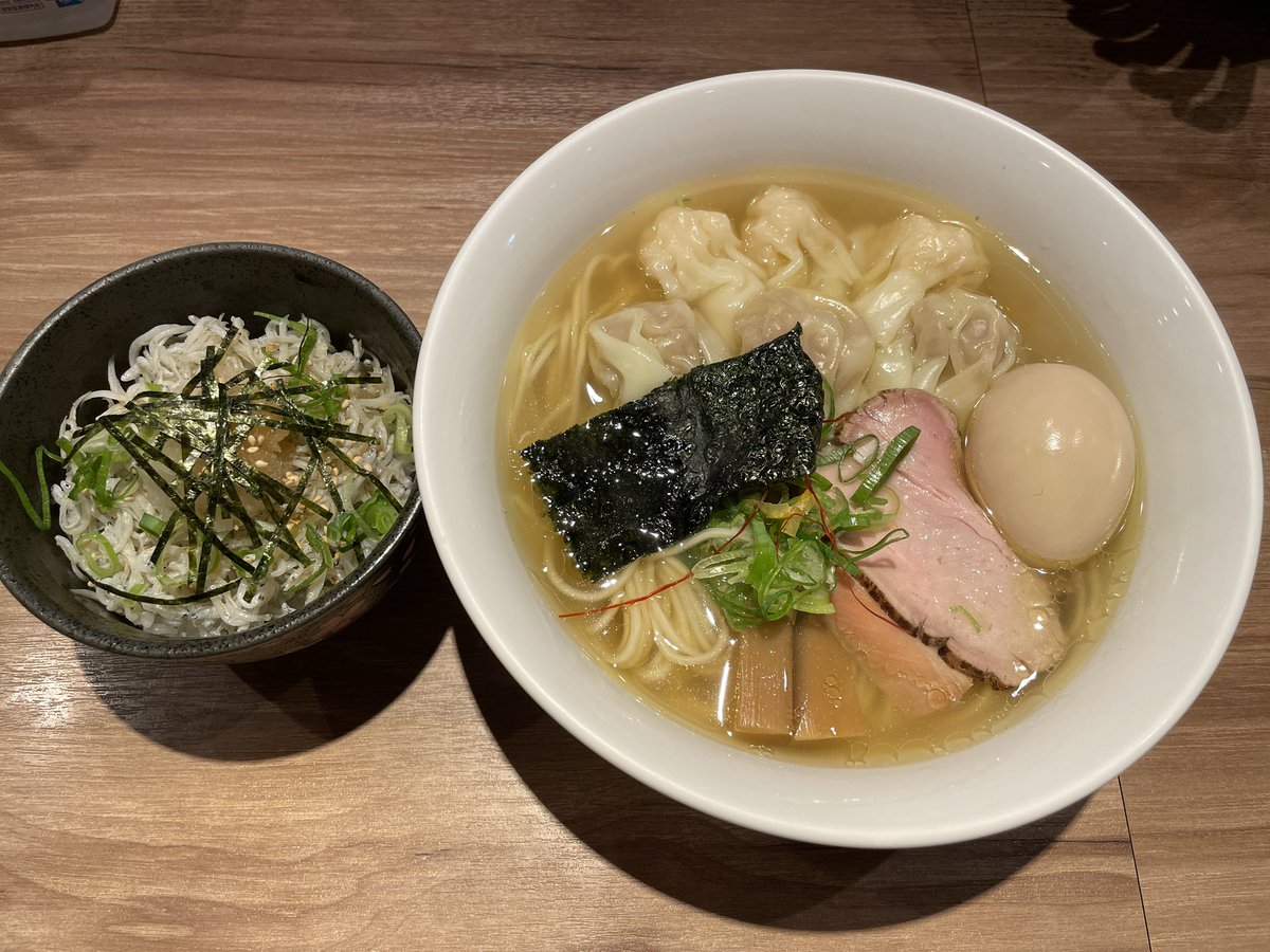1LKMrX1J3XnKLsP's tweet photo. 中華soba いそべさんで「白旨特製ワンタン麺+味付玉子と釜揚げしらすとおろしの小さな丼」を食べました。
柚子が優しく香る甘みのある白醤油スープに、小麦の味がよいツルシコ麺はとても美味しかったです。肉と海老の2種のワンタンも餡が大きくぎっしり詰まっていて絶品でした。
ごちそうさまでした。 https://t.co/hW3XRRrrTh