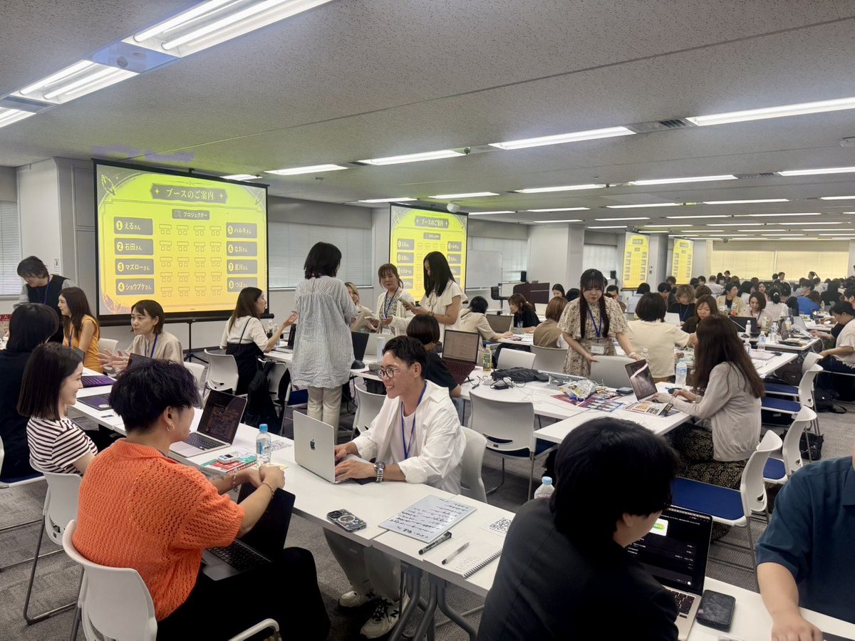 harunatzy's tweet photo. 息子が頑張ってると聞いて会場に駆けつけましたが、AI Creative実装プログラム＆デザジュク合同オフ会の熱気がすごい！

私は小中高生の起業家教育プログラムに携わっていますが、大人になってからの「学び直し」で自己成長を実感できる時間もめちゃくちゃ楽しいですよね✨ https://t.co/ryoapwTdpl