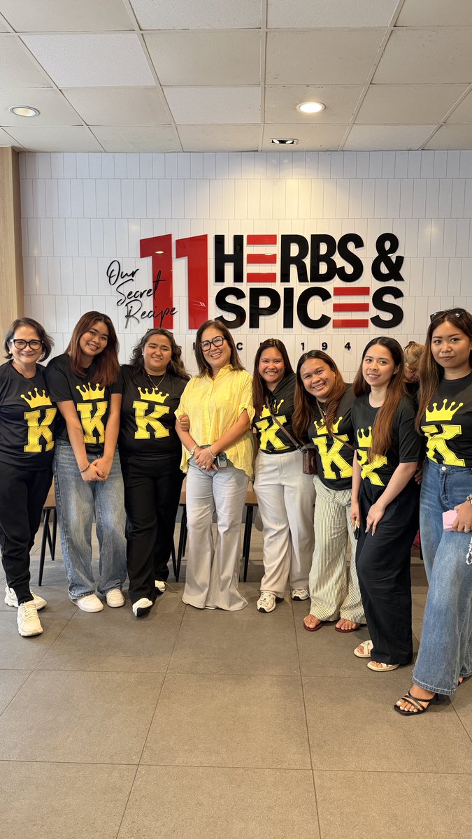 phenomenal_kcmb's tweet photo. Team @KindKath with the amazing mother of Asia's Superstar, Mommy Min. A special moment! 🩷

Thank you so much, @min_bernardo, for treating us to lunch at @KFCPhilippines. Your warmth and kindness always make us feel so loved. 🥹🍗

 #KathrynForKFC #KathrynBernardo https://t.co/UnlB1QHldK