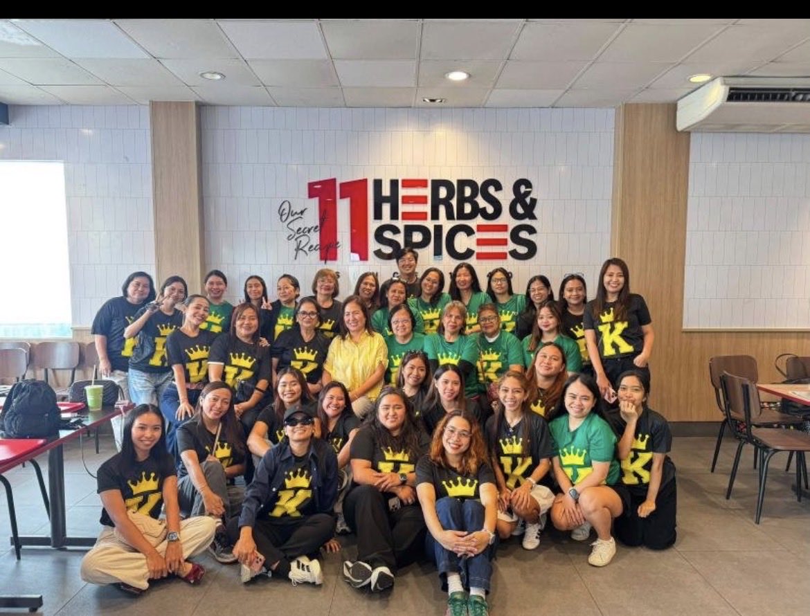phenomenal_kcmb's tweet photo. Team @KindKath with the amazing mother of Asia's Superstar, Mommy Min. A special moment! 🩷

Thank you so much, @min_bernardo, for treating us to lunch at @KFCPhilippines. Your warmth and kindness always make us feel so loved. 🥹🍗

 #KathrynForKFC #KathrynBernardo https://t.co/UnlB1QHldK