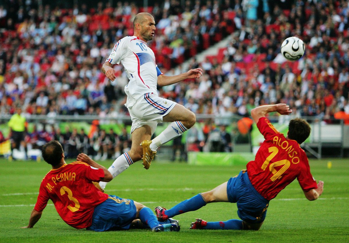 _BeFootball's tweet photo. La dernière fois que l’Espagne 🇪🇸 a trop parlé avant d’affronter la France 🇫🇷 en Coupe du Monde…

Ils avaient annoncé qu’ils enverraient Zidane à la retraite. 

𝗟𝗔 𝗦𝗨𝗜𝗧𝗘 𝗢𝗡 𝗟𝗔 𝗖𝗢𝗡𝗡𝗔𝗜̂𝗧. 🤐 https://t.co/MiztHLKM9m