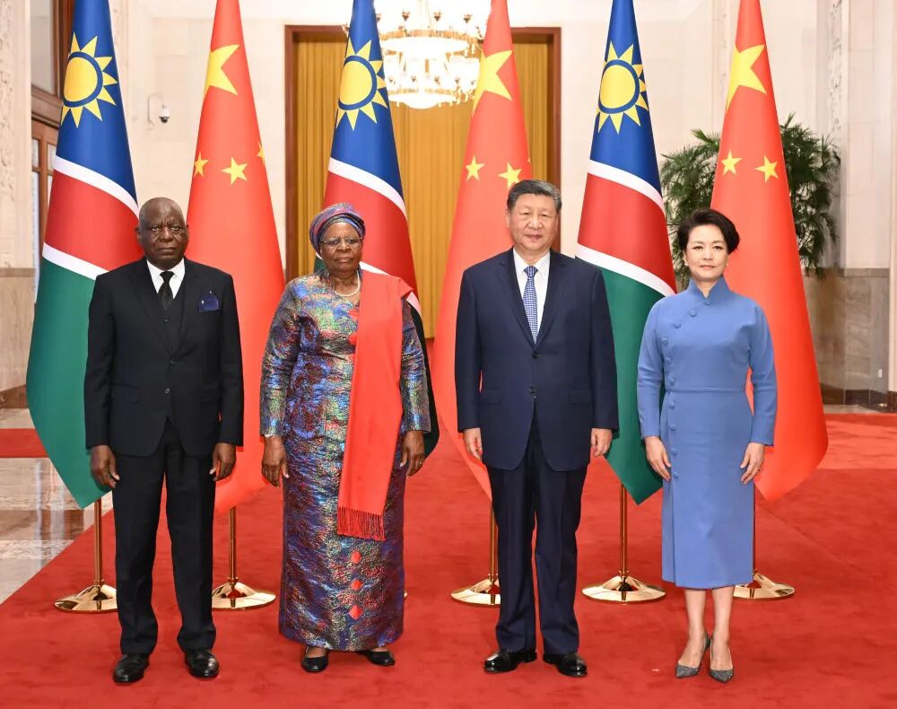 chngdudu4's tweet photo. 国家主席在北京人民大会堂同来华进行国事访问的纳米比亚总统恩代特瓦举行会谈。 https://t.co/xZ4auGyySv