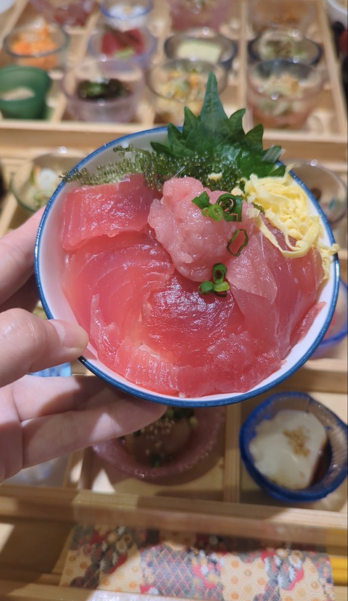 tabemeguri1's tweet photo. 那覇市松尾
琉球おばんざいつかや
琉球御膳1980円

変更可
ジューシー+220円
マグロ丼+550円
沖縄そば+220円

沖縄って実はあまり朝ごはんを食べられるお店が少ないんですが、ここは朝9時から営業しているので超オススメ

とにかく色々な沖縄料理を食べてみたい観光の方にぴったり

朝食としてしっかり食べるのはもちろん、お昼からビールを飲みながら軽くつまむこともできちゃいます

そしてなんと言っても、器が可愛くてとにかく映えるので、大切な家族や友人と話が弾むこと間違いなし