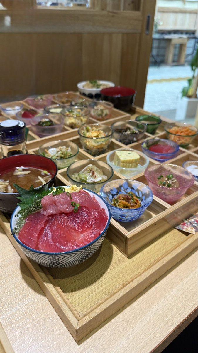 tabemeguri1's tweet photo. 那覇市松尾
琉球おばんざいつかや
琉球御膳1980円

変更可
ジューシー+220円
マグロ丼+550円
沖縄そば+220円

沖縄って実はあまり朝ごはんを食べられるお店が少ないんですが、ここは朝9時から営業しているので超オススメ

とにかく色々な沖縄料理を食べてみたい観光の方にぴったり

朝食としてしっかり食べるのはもちろん、お昼からビールを飲みながら軽くつまむこともできちゃいます

そしてなんと言っても、器が可愛くてとにかく映えるので、大切な家族や友人と話が弾むこと間違いなし