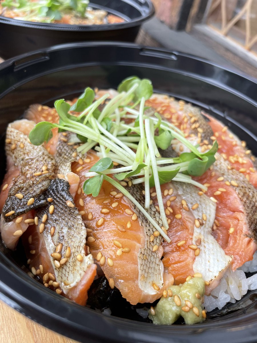 umanoshige's tweet photo. 滋賀着いてご飯で琵琶湖ドーターズへ🚙

琵琶マスの炙り丼に琵琶湖産ウナギのウナ玉丼🤤

久々だったけど最高に旨し😋😋😋 https://t.co/Mn6Ro7dCGW