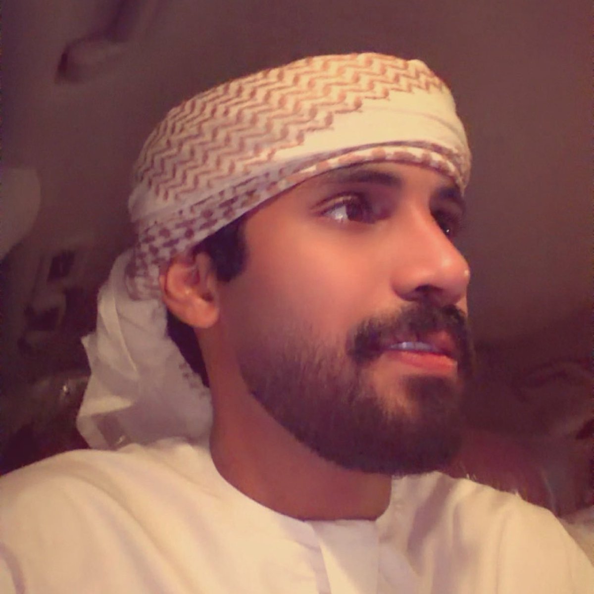 s3uui's tweet photo. ماجيت أدور منك قدر و قيمه 
لي قيمه تصعب عليك و ترزك 

مثلي بها الدنيا غناة و غنيمه
و المعرفه فيني ترفعك و تعزك https://t.co/6jBT2eMARN