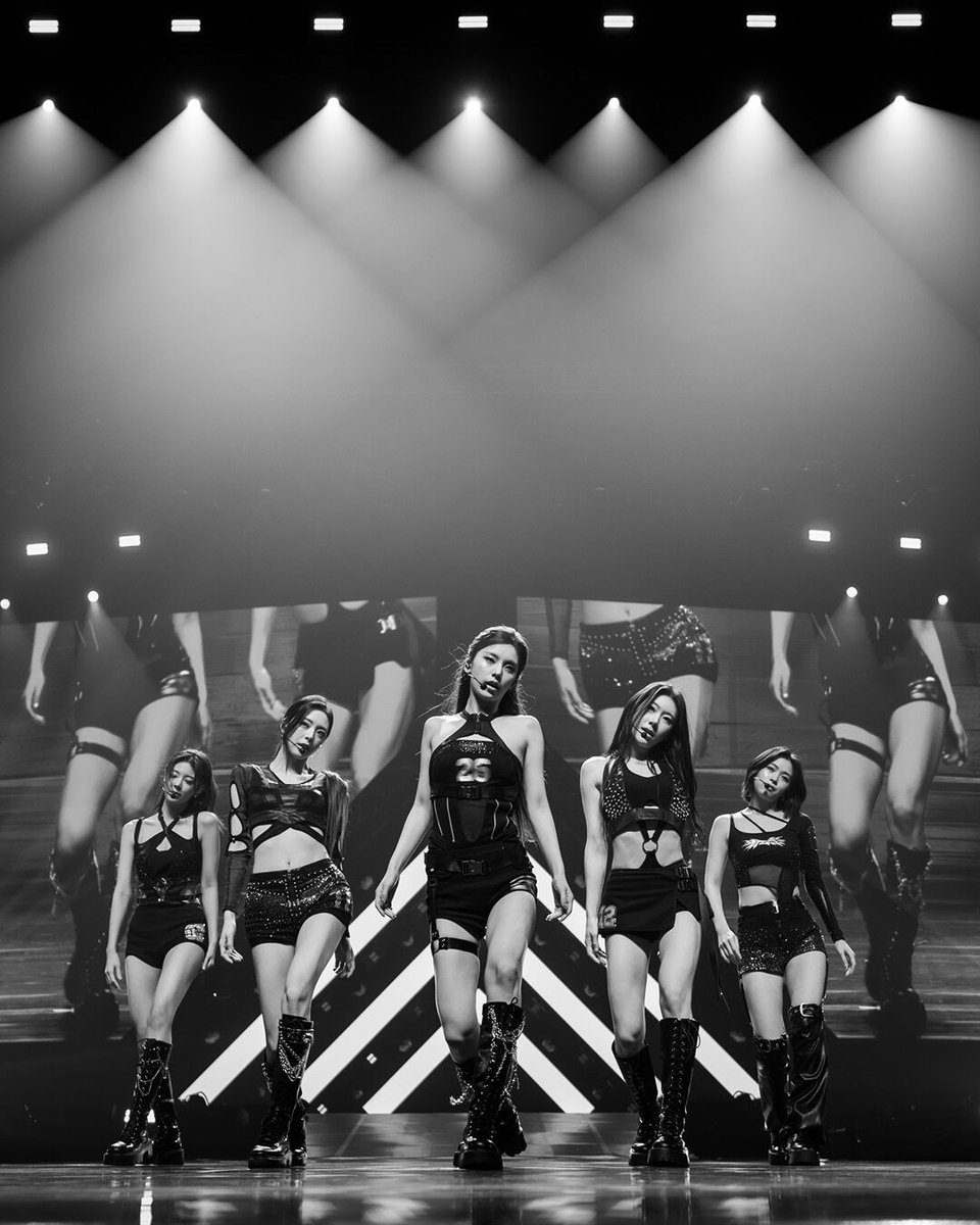 TheStandardPOP's tweet photo. ITZY กลับมาเยือนประเทศไทยอีกครั้งกับ ITZY 3RD WORLD TOUR

<TUNNEL VISION> in BANGKOK ที่ครั้งนี้ มาปรากฏตัวให้แฟนๆ MIDZY หายคิดถึงกันทั้ง 5 คน บนเวท อิมแพ็ค อารีน่า เมืองทองธานี

โดยคอนเสิร์ตเปิดตัวด้วยเพลง TUNNEL VISION ไตเติล เปิดตัวของอัลบั้ม ตามมาด้วย DYT, Girls Will Be Girls และ เพิ่มความฮอตขึ้นไปอีกขั้นในเพลงฮิตอย่าง ‘Wannabe’

พร้อมทั้งมีการโชว์ ‘Motto’ เพลงใหม่ล่าสุดที่ไทยครั้งแรกเซอร์ไพรส์เหล่าแฟนๆ MIDZY อย่างมาก ก่อนที่สาวๆ ทั้ง 5 จะเริ่มแสดงเพลงโซโล่ของตัวเองทั้ง Asylum, Tangerine, Pocket, Undefined และ LOOK โชว์เสน่ห์ที่แตกต่างอย่างลงตัว

หลังจบพาร์ตโซโล่ ITZY ไม่ปล่อยให้แฟนๆ รอนาน ยกทัพเพลงฮิตมากมายอย่าง Mafia In The Morning, Not Shy, LOCO และ เวทีที่แฟนๆ รอมานานในเพลง That’s No No ก็ได้ขนมาให้แฟนๆ ได้ร้องลั่นสนั่นฮอลล์เลยจริงๆ

พาร์ตสุดท้ายจบไปอย่างสุดซึ้งกับเพลง 8-BIT HEART ก่อนจะโชว์ เมดเลย์ เพลงในตำนานอย่าง SNEAKERS, CAKE และ เพลงเดบิวต์ DALLA DALLA เติมเต็มความทรงจำให้กับ MIDZY ชาวไทยไปอีกยาวนาน

ภาพ: JYP Entertainment, Live Nation Tero, DOTDF

#TheStandardPOP
#ITZY
#ITZY_TUNNELVISION_BKK
#ITZYinBKK