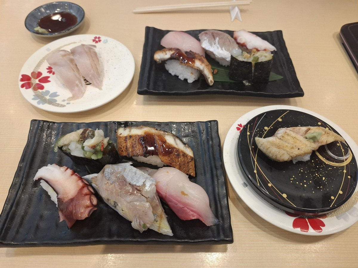 blackberry0207's tweet photo. 復帰１年のご褒美。
次の目標は来年の７月までちゃんと働いてまたお寿司食べる(笑) https://t.co/7lMH9ssX4C