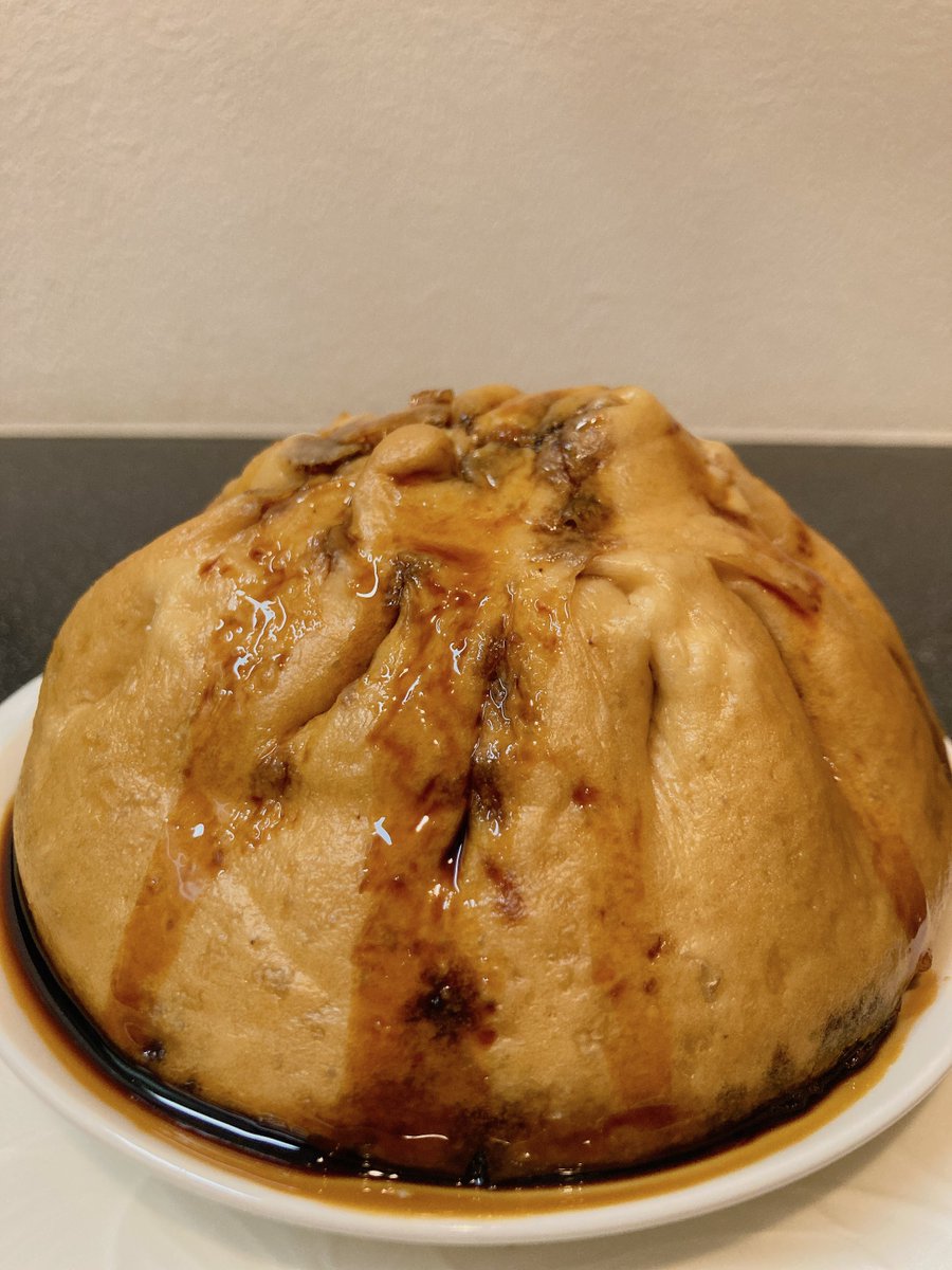 enseimeshi's tweet photo. いただきものの祇園祭名物しみだれ豚饅
Xで今年は通販もできるという投稿を見た翌日お友達からサプライズ到着。魔法?!
1個が非常に大きい、重量級。1個につきたれ容器1本使い切りでかけます。刃を入れぐぐっと開くと中はみしっと肉だねが詰まっており重さの理由が明白。生地はふんわり。お腹一杯です！ https://t.co/uMIuXqEEvl