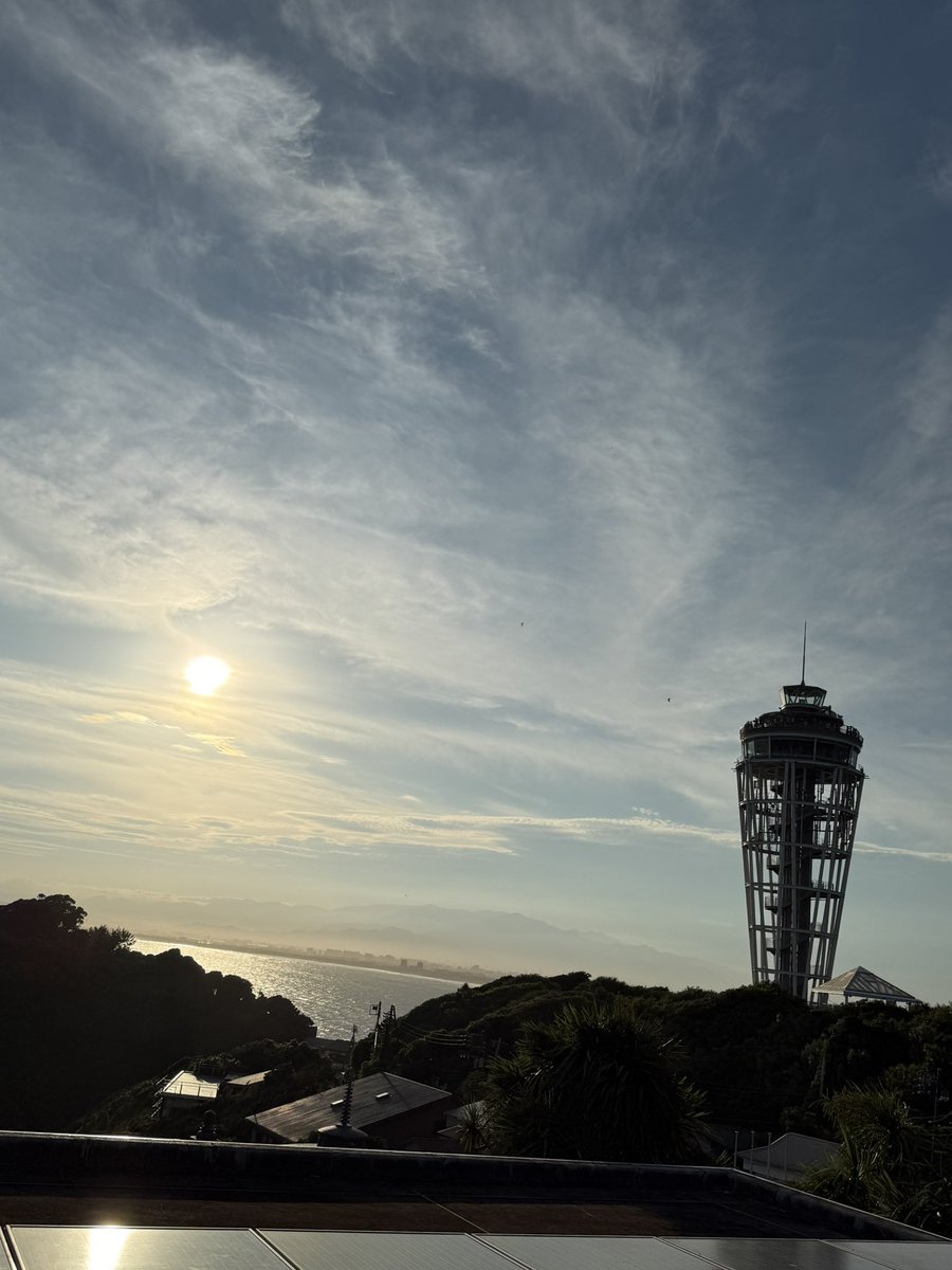 rubbychan0810's tweet photo. 夕焼けの江ノ島🌆綺麗ですが蒸し暑いです🥵 https://t.co/kizyQq3vJs