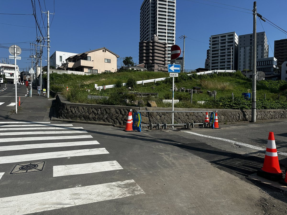 _norippa's tweet photo. のりっぱ、歩道拡張工事のため、しばらく立ち入り禁止になっています👷‍♂️🚧 少しだけ敷地が狭くなりますが、アンデパンダン展には影響ありません💡 #花壇大手町 #仙台 #せんだいアンパン https://t.co/OHXJ7eadqK