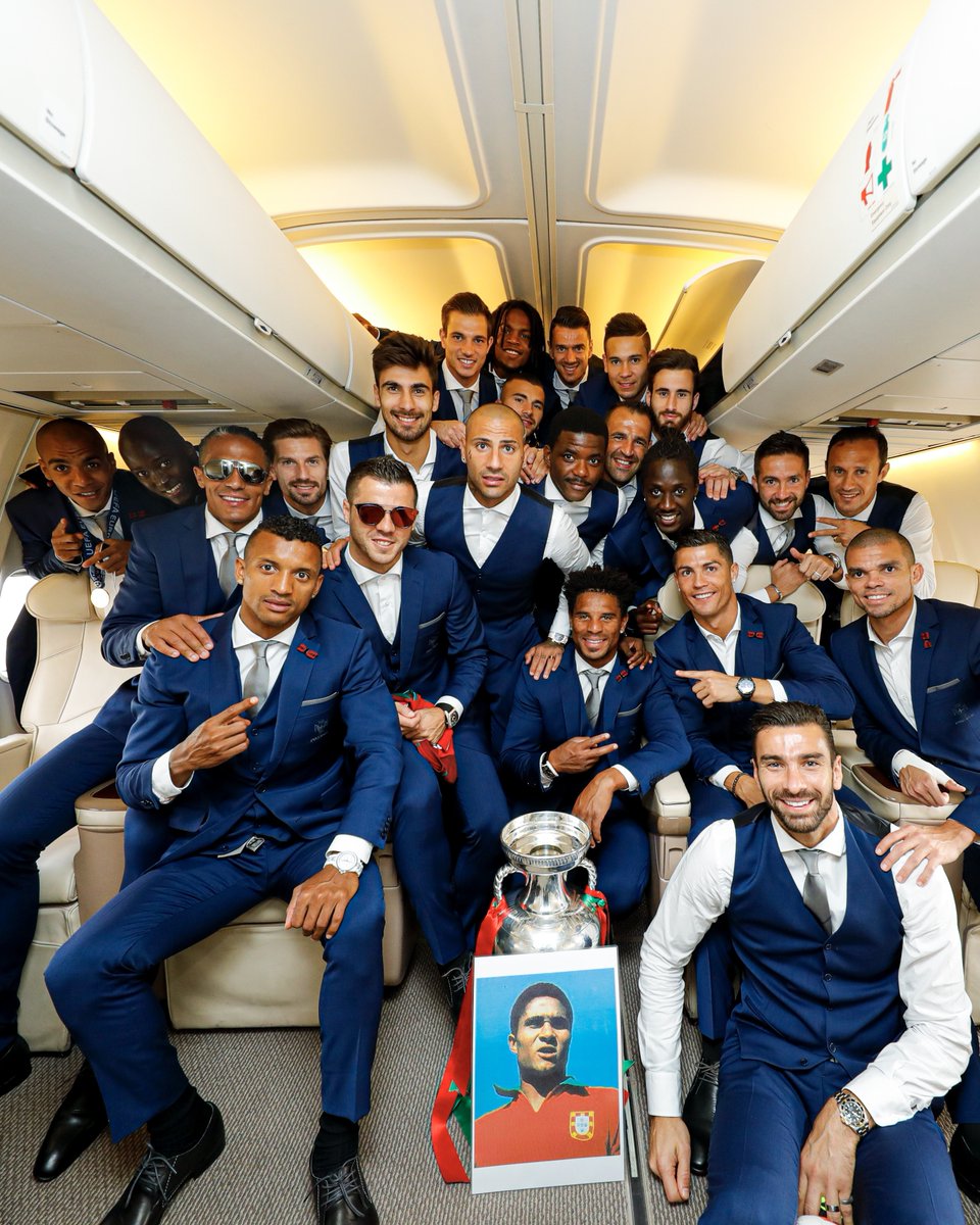 selecaoportugal's tweet photo. Já dizia uma lenda: "É feriado hoje *******!" 🎤😮‍💨 @UEFAEURO https://t.co/ibulmr4aXO