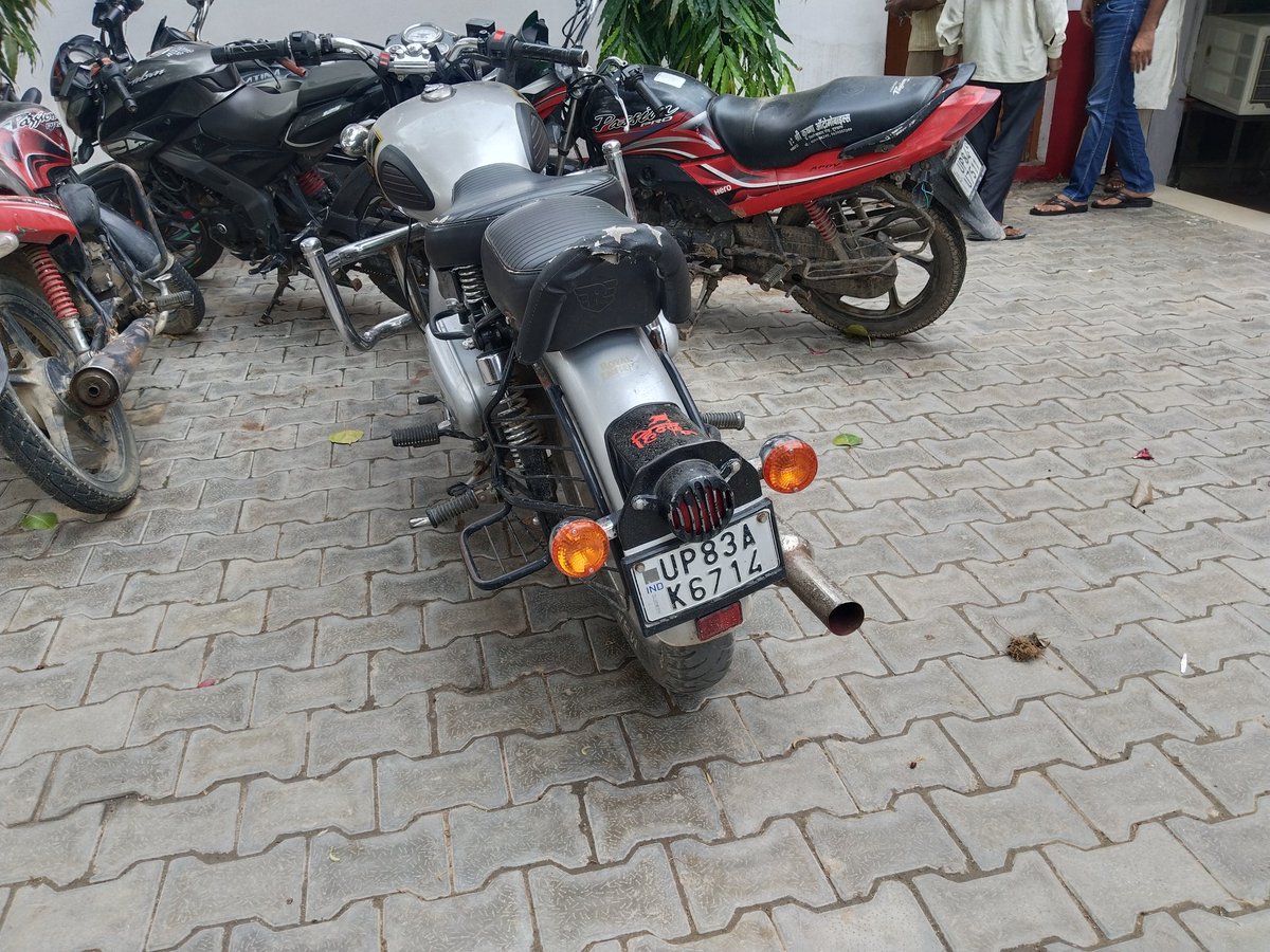 ASHISHP59567039's tweet photo. टूंडला पुलिस का एक्शन
थाना टूंडला के सामने मॉडिफाइड साइलेंसर से पटाखे छोड़ती रॉयल एनफील्ड (UP 83 AK 6714) को मोटर वाहन अधिनियम की धारा 207 के तहत सीज किया गया।
#Tundla #Firozabad #UP #Uppolice #TrafficPolice #RoadSafety #MotorVehiclesAct #ModifiedSilencer #NoisePollutio https://t.co/XdrlZNQmrR