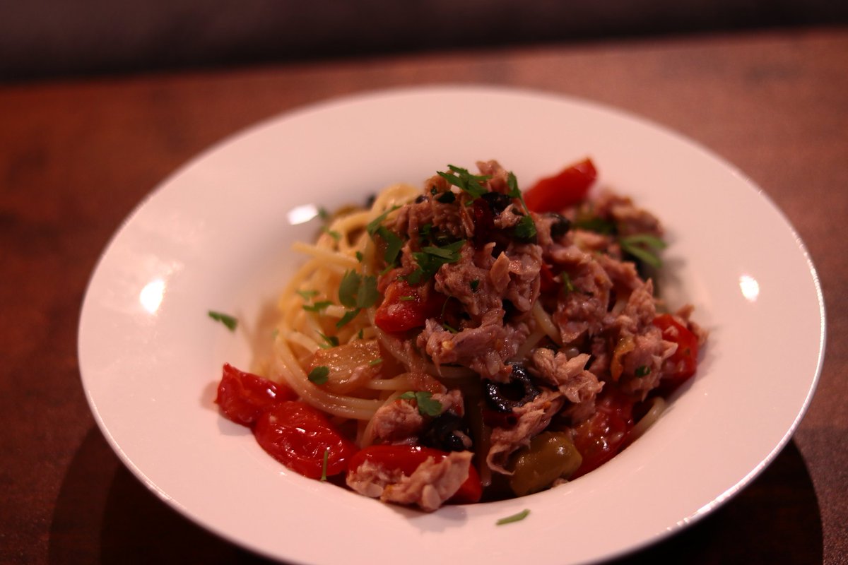 AMATSUKI999's tweet photo. ツナとトマトのスパゲッティ
Spaghetti Tonno e pomodorini

ツナとミニトマトでシチリアな雰囲気を感じるパスタ
普段使う手軽なトマト缶とは違った美味しさがある
んましっ

1.9㎜ ブロンズ
ツナ缶
ミニトマト
オリーブ
ケッパー
イタリアンパセリ
赤唐辛子
ニンニク
オリーブオイル https://t.co/YGDKbmtzC7