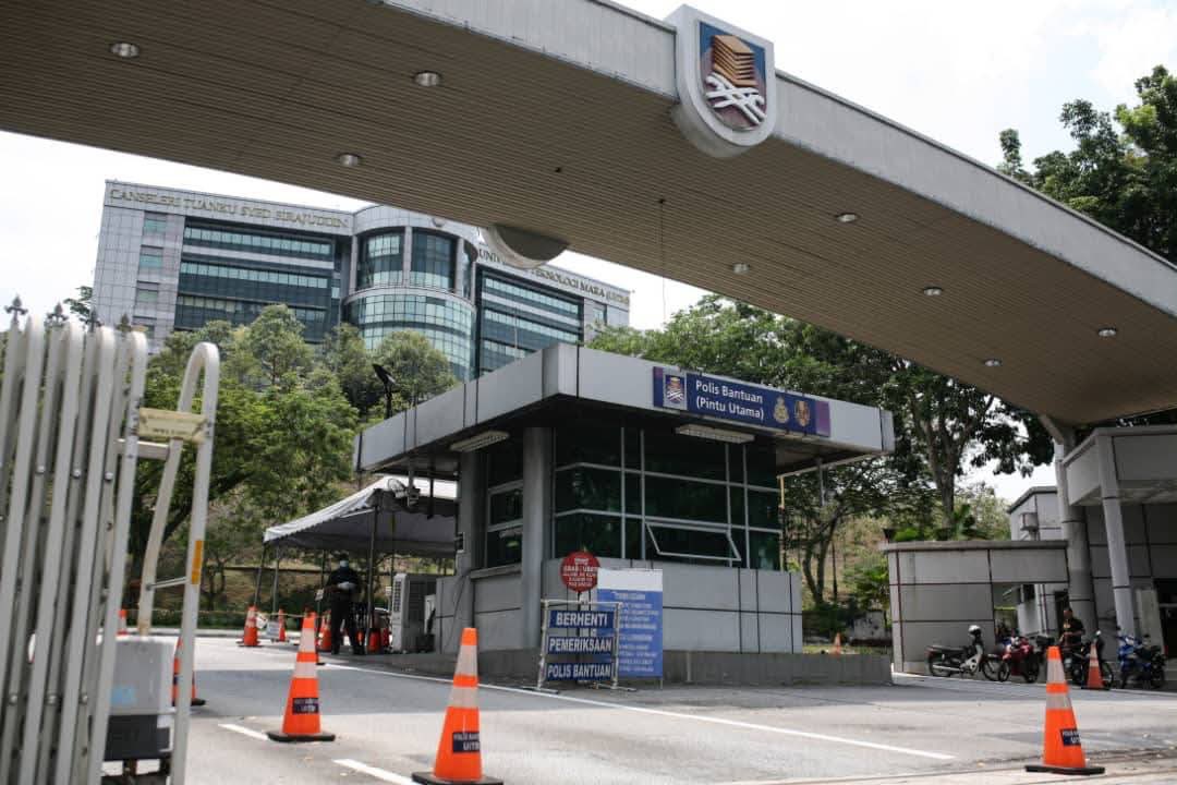 kongsiviralje's tweet photo. Ada tak darkside study di UITM Shah Alam korang?

Me : Ada seorang lecturer ni dia langgar arwah kawan saya, tapi disebabkan lecturer tu Datin, kes tu diam je. Ceritanya, lecturer tu langgar kawan saya baru habis kelas, tengah jalan kaki kena langgar sampai jatuh ke bawah bukit. Mind you, lecturer tu sebenarnya nak cuba lari masa lepas langgar, tapi nasib baik student2 sempat tahan dia. Al-Fatihah buat arwah Dhia.

Kredit : jrnlrhn